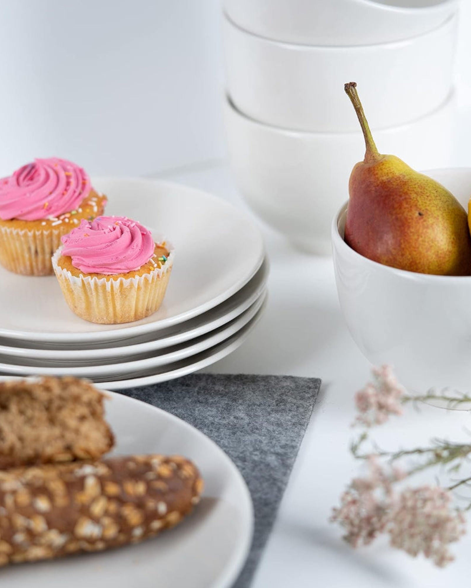 طقم عشاء إنسيا، 12 قطعة، طقم عشاء، طقم أواني طعام من البورسلين والسيراميك، طقم تقديم عشاء لأربعة أشخاص، طبق عشاء 26.7 سم، طبق جانبي 20.3 سم، أوعية 15.2 سم - أبيض