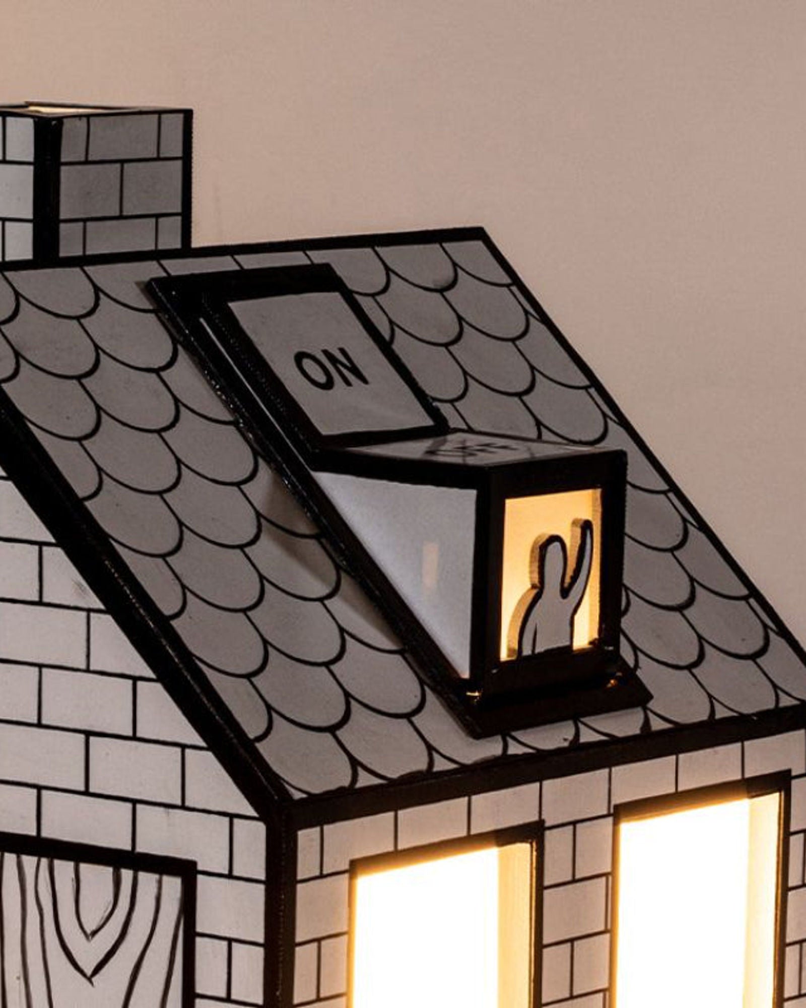 مصباح مكتب سيليتي من الورق المُعاد تدويره "تشغيل/إيقاف"