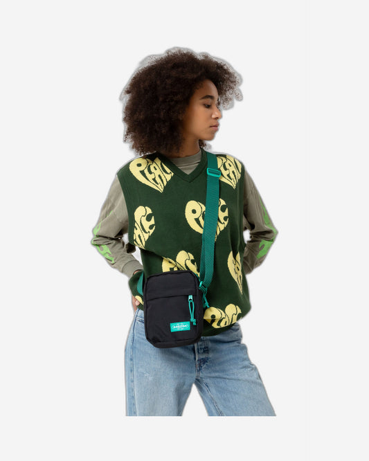 حقيبة كروس صغيرة من إيستباك ذا ون كونتراست سترايب سوداء - EK0000459J41