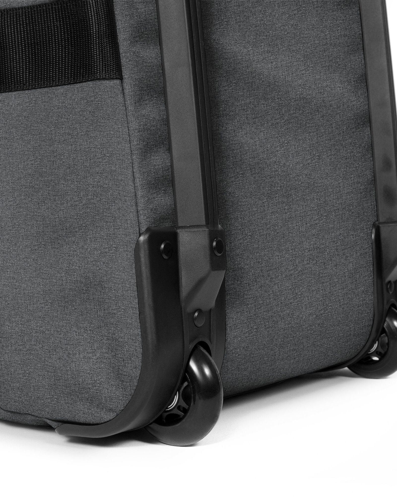 حقيبة دافل كبيرة بعجلات من إيستباك ويرهاوس + جينز أسود - EK00030E77H1