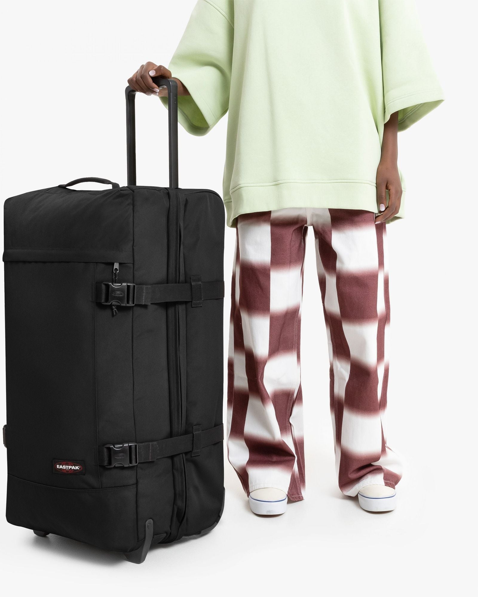 حقيبة سفر إيست باك ترانفيرز إم سوداء متوسطة الحجم بعجلات - EK00062L0081