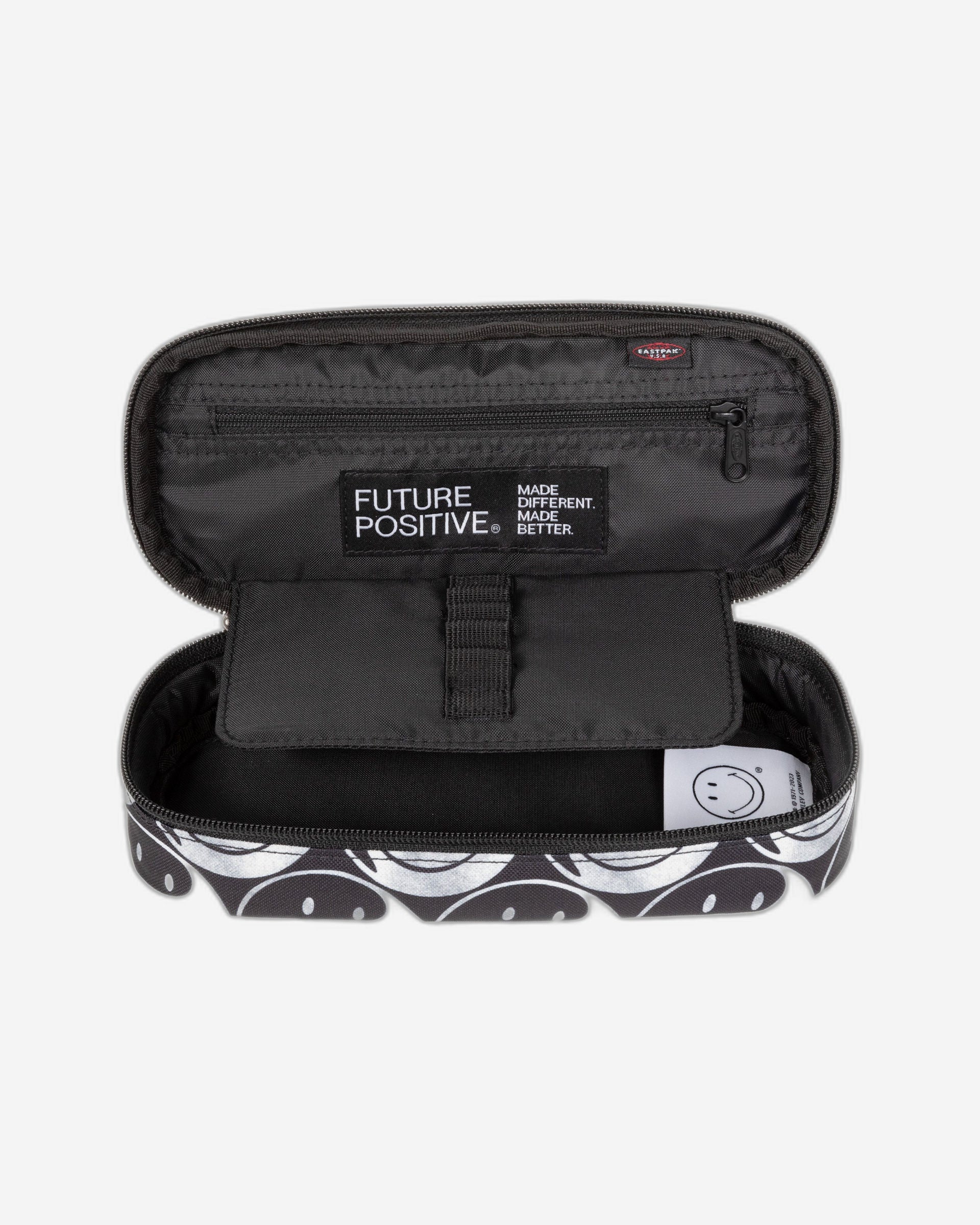 حافظة أقلام صلبة كبيرة بيضاوية الشكل من إيست باك، سوداء، بتصميم ابتسامة Yy - EK0007175K21