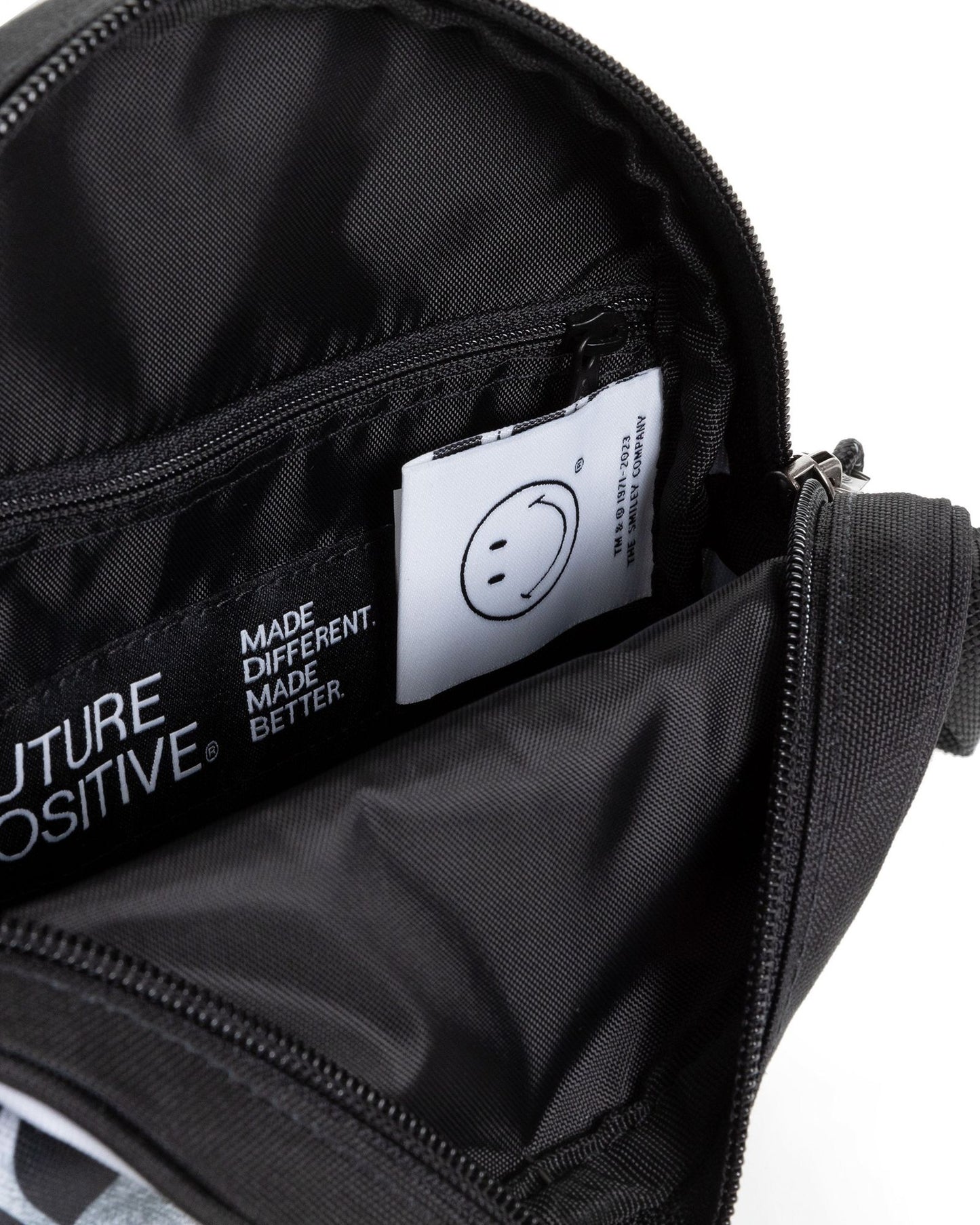 حقيبة كروس صغيرة من إيستباك آدا سمايلي واي واي