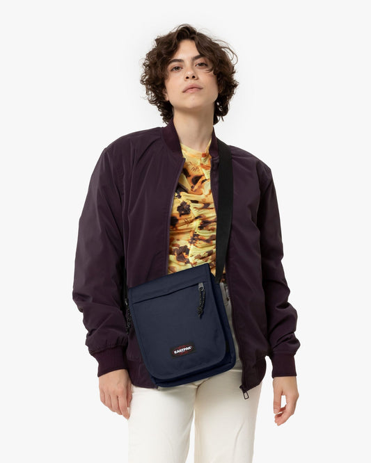 حقيبة كروس بودي متوسطة الحجم من إيست باك فليكس ألترا مارين - EK000746L831