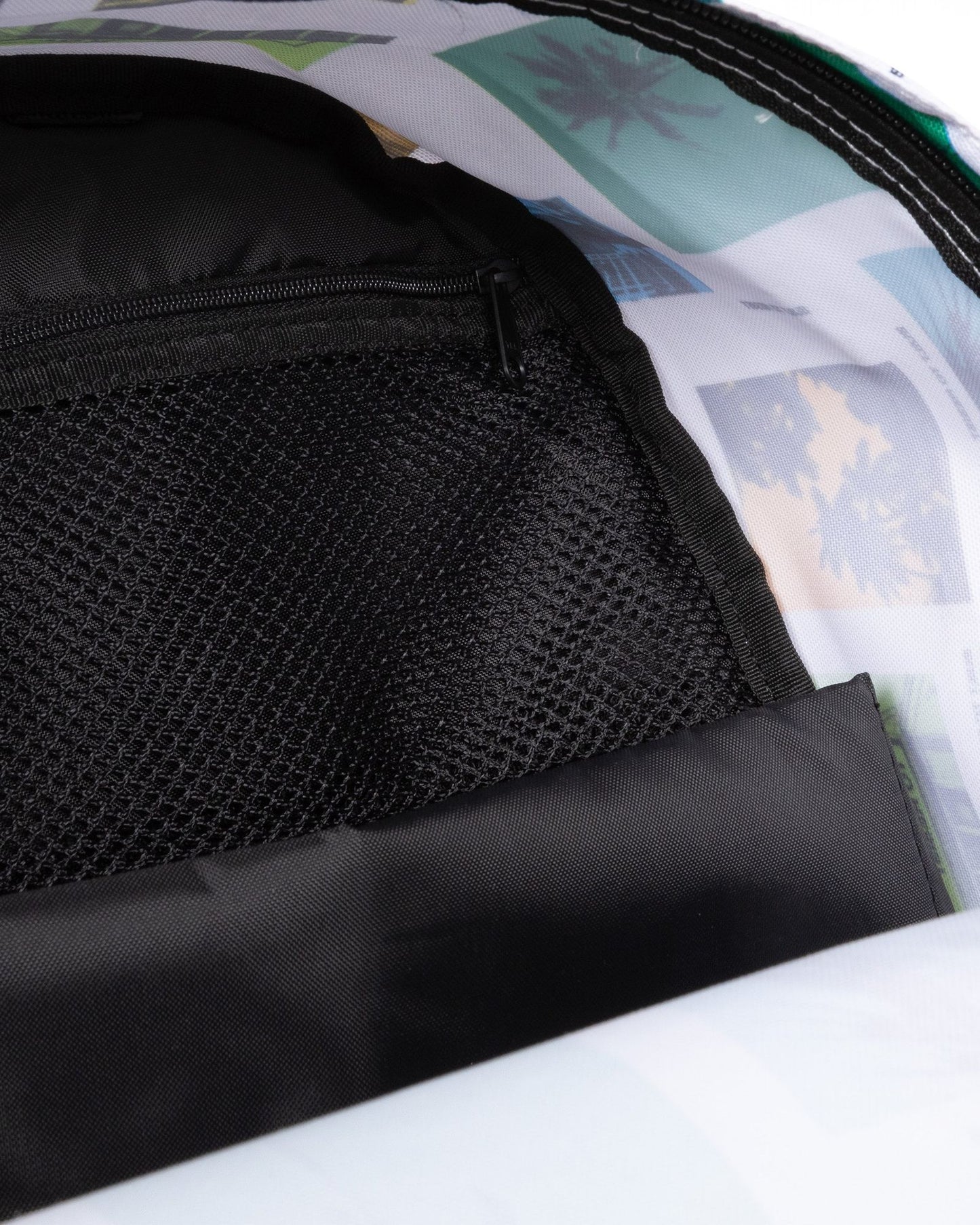 حقيبة ظهر بيضاء من إيستباك سيتي باي، إصدار "خارج المكتب".