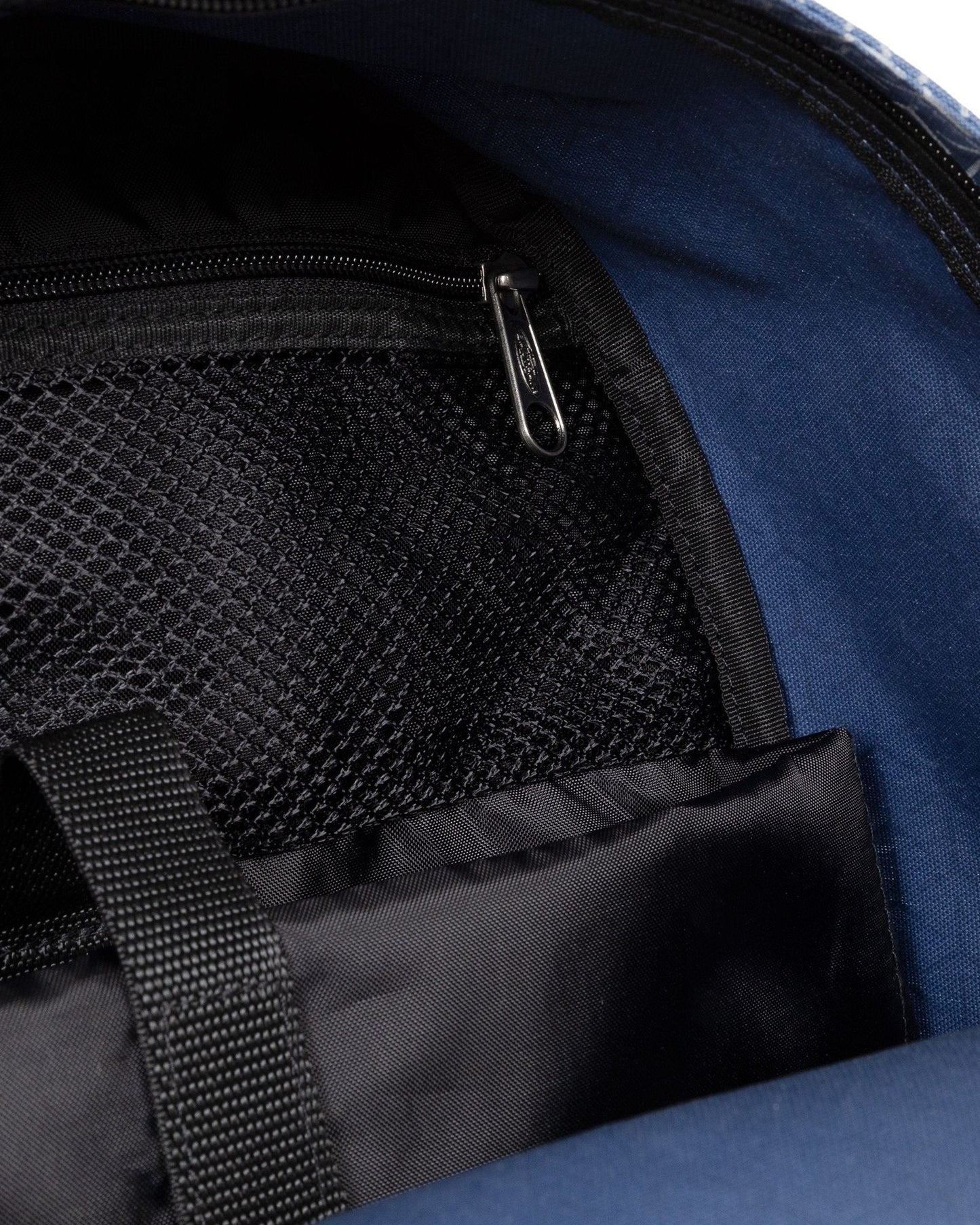 حقيبة ظهر متوسطة الحجم من إيستباك، لون أزرق معدني، بتصميم "خارج المكتب" من ريفليكس