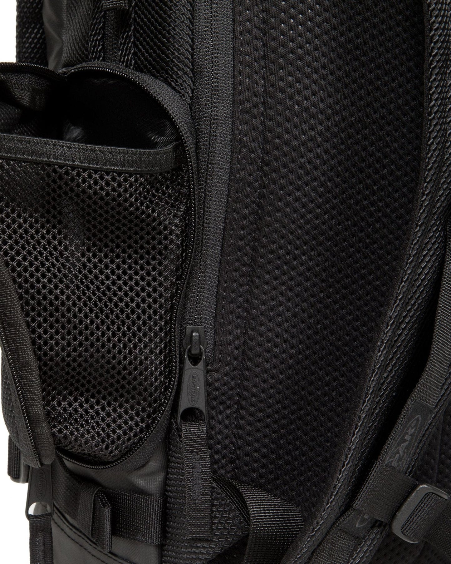 حقيبة ظهر متوسطة الحجم من Eastpak Tecum M Cnnct