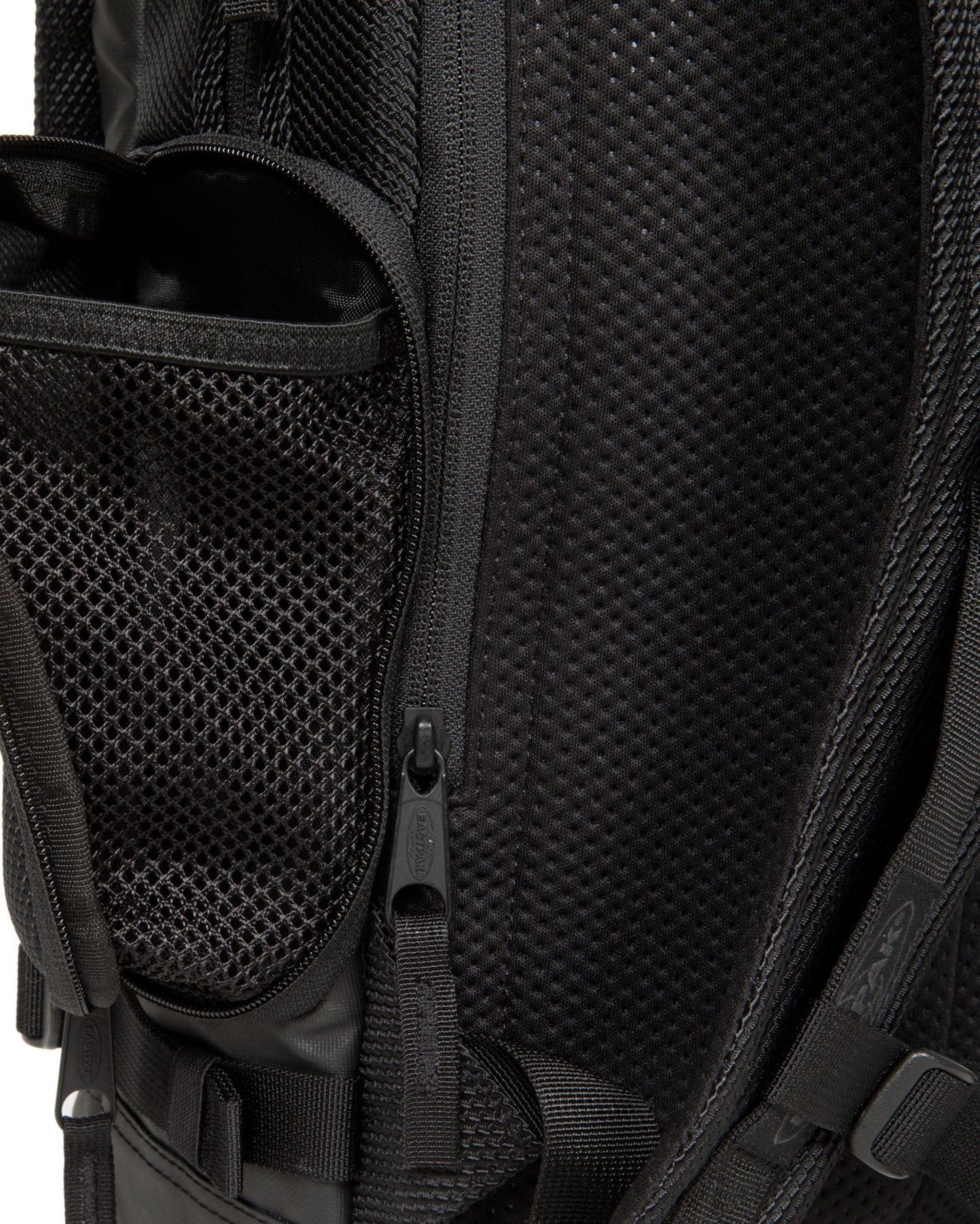 حقيبة ظهر متوسطة الحجم من Eastpak Tecum M Cnnct