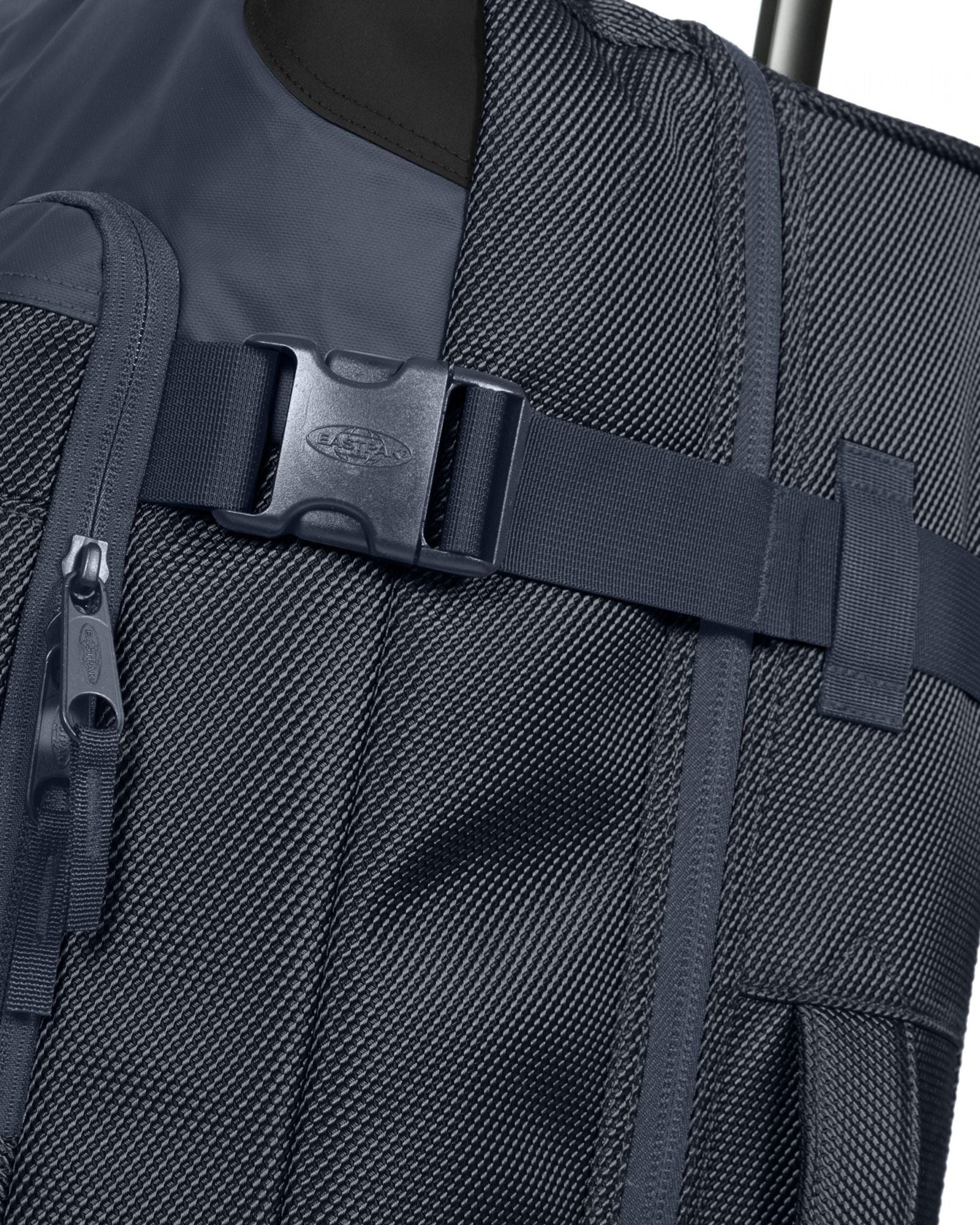 حقيبة سفر ترولي متوسطة الحجم من إيست باك ترانفرز سي إن إن سي تي إم سي إن إن سي تي مارين - EK00095DO161