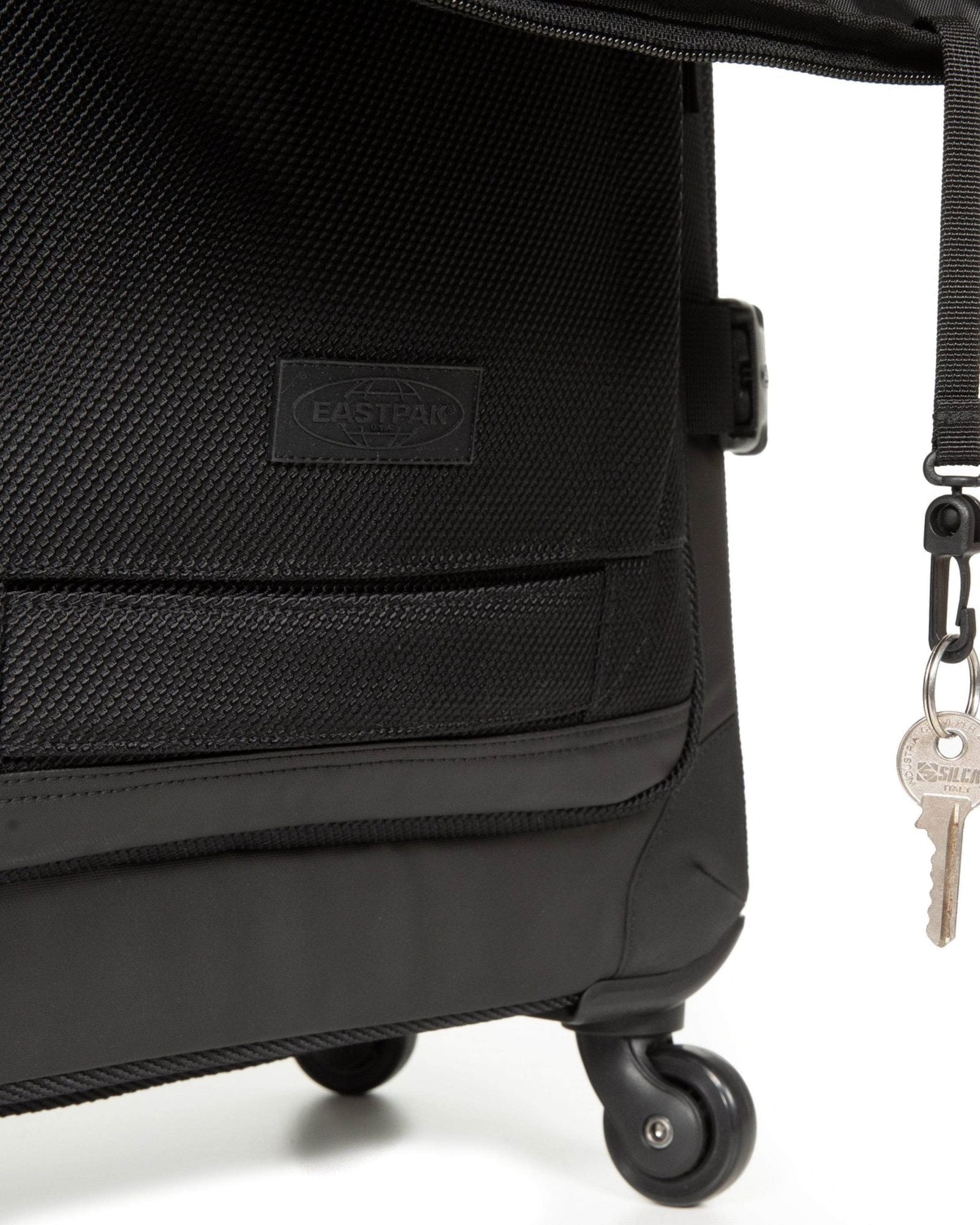 حقيبة سفر إيست باك ترانس 4 سي إن سي تي متوسطة الحجم بعجلات - EK00096E80W1