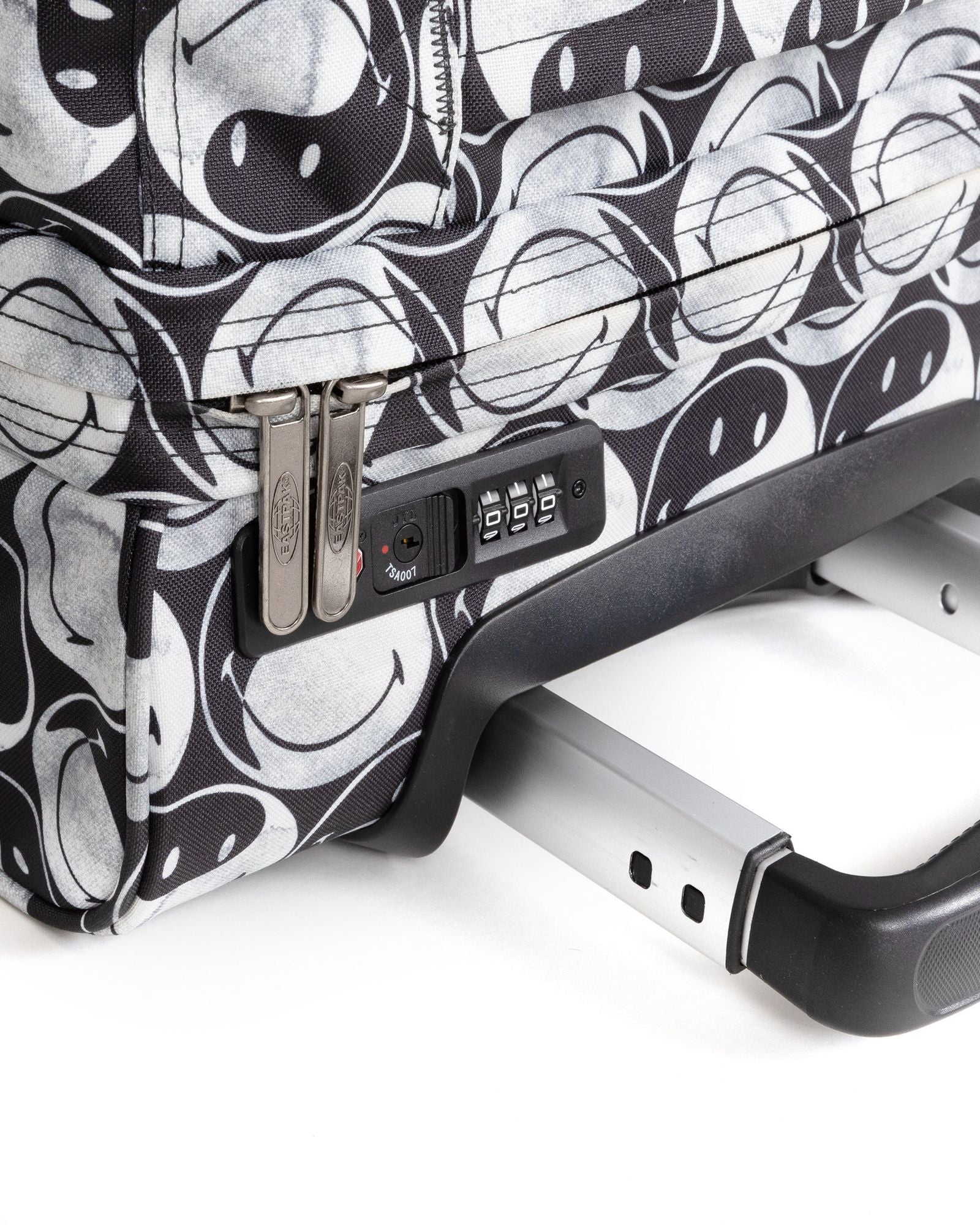 حقيبة سفر إيست باك ترانزيت إس سمايلي واي واي صغيرة ناعمة باللون الأسود - EK0A5BA75K21