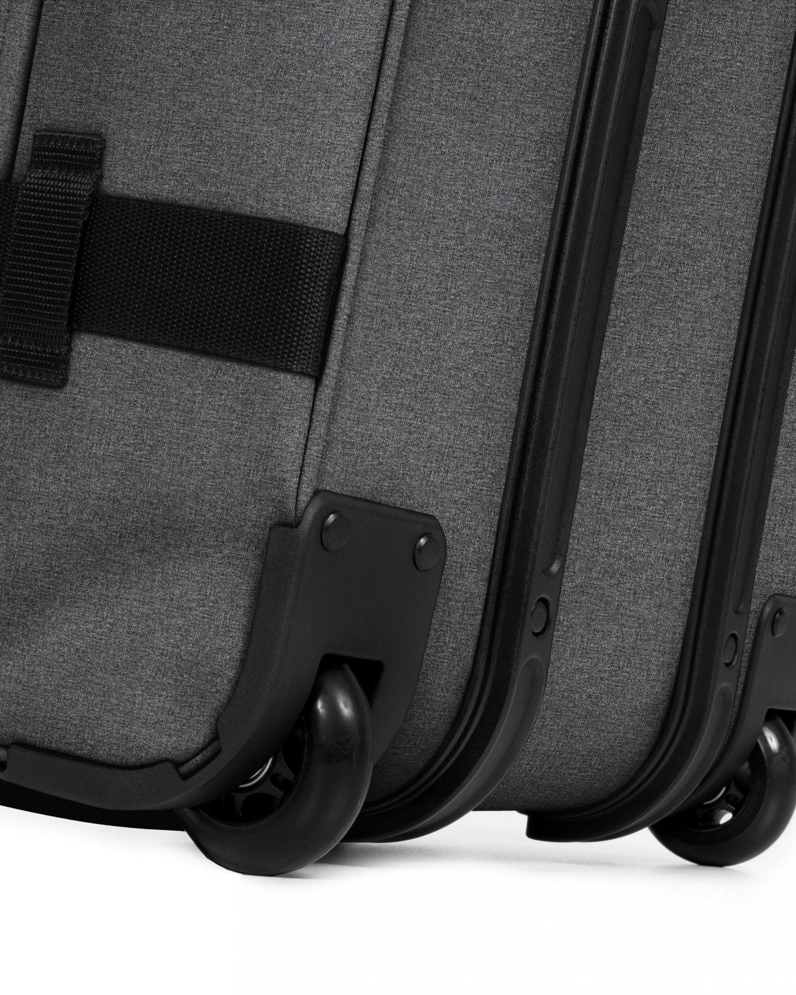 حقيبة سفر إيستباك ترانزيت آر إم متوسطة الحجم ناعمة من قماش الدنيم الأسود - EK0A5BA877H1