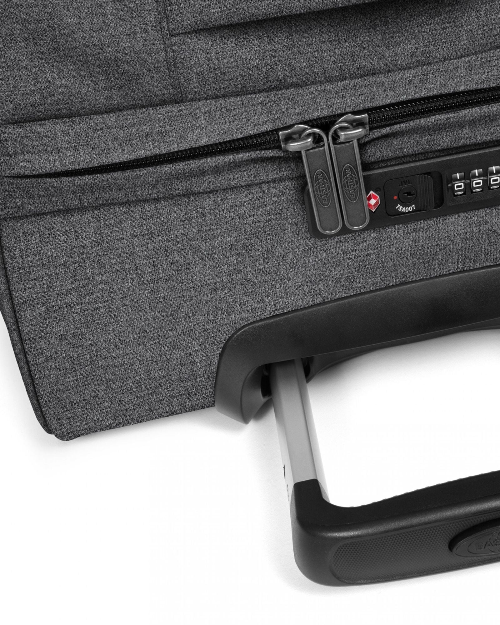 حقيبة سفر إيستباك ترانزيت آر إم متوسطة الحجم ناعمة من قماش الدنيم الأسود - EK0A5BA877H1