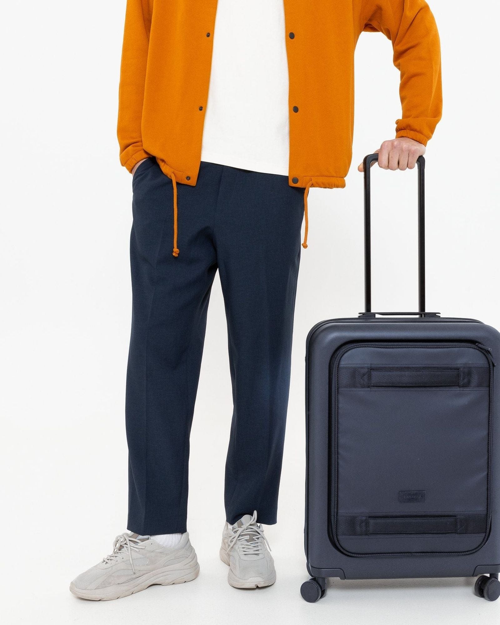 حقيبة سفر ترولي متوسطة الحجم من إيست باك سي إن إن سي تي كيس إم سي إن إن سي تي مارين - EK0A5BBZO16