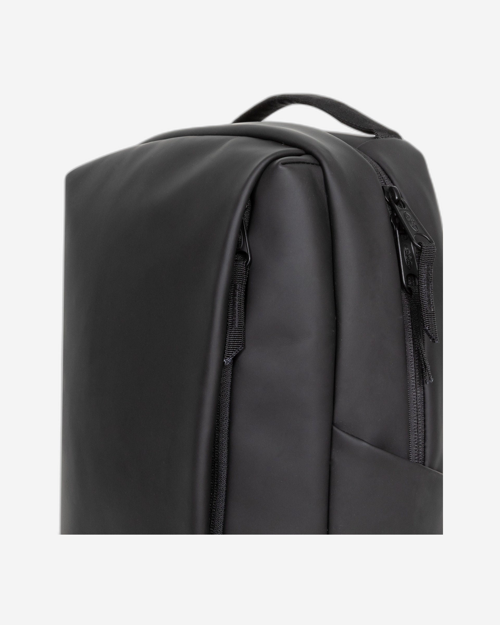 حقيبة ظهر متوسطة الحجم باللون الأسود غير اللامع من Eastpak Tecum F Cnnct F - EK0A5BE91F51