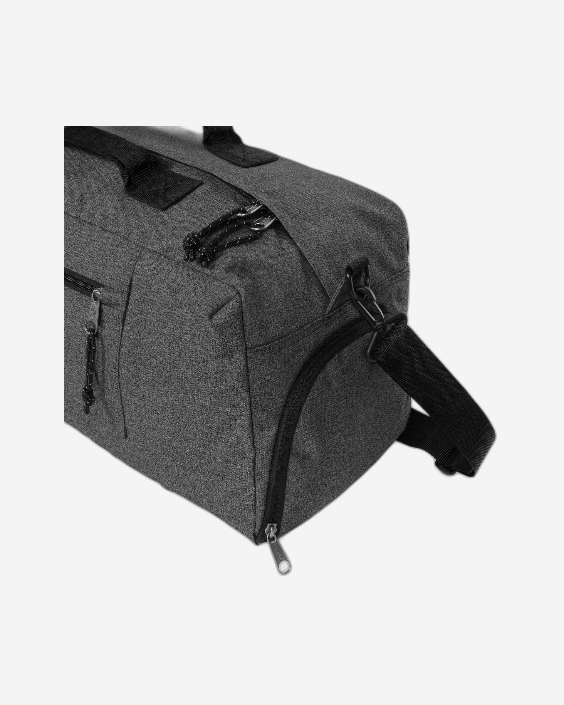 حقيبة دافل متوسطة الحجم من إيست باك دافل آر إم، مصنوعة من قماش الدنيم الأسود - EK0A5BES77H1