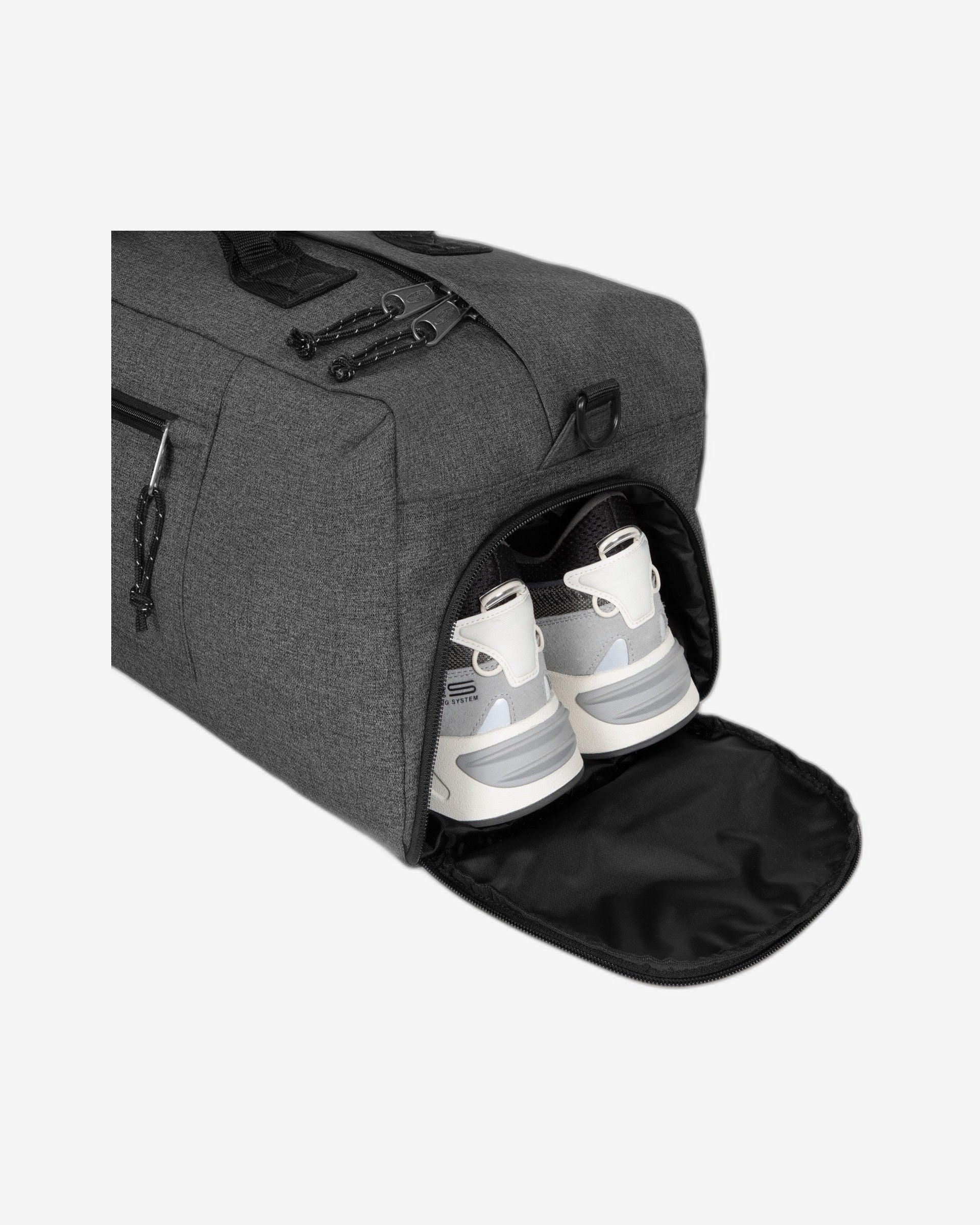 حقيبة دافل متوسطة الحجم من إيست باك دافل آر إم، مصنوعة من قماش الدنيم الأسود - EK0A5BES77H1