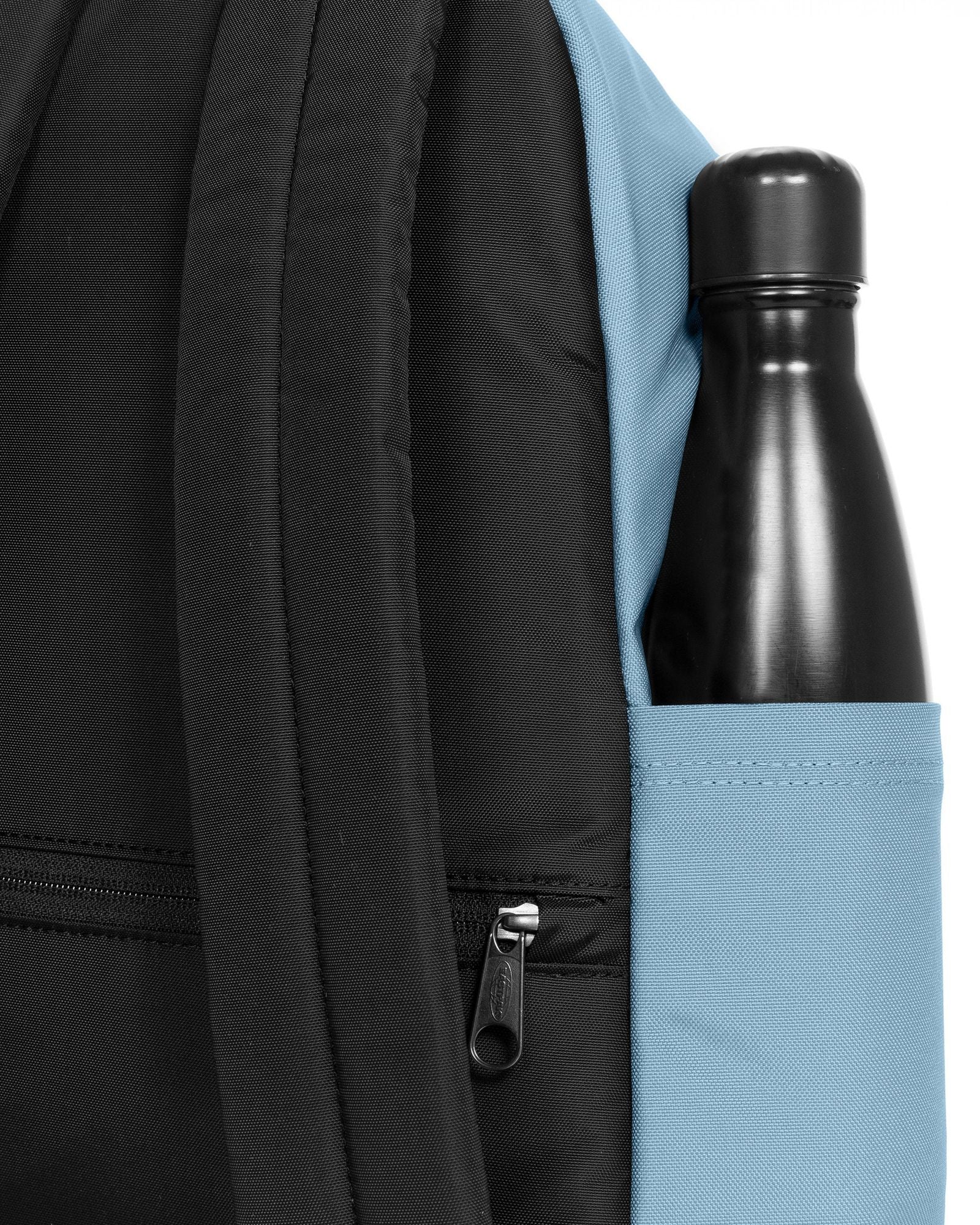 حقيبة ظهر Eastpak Day Pak'R متوسطة الحجم باللون الأزرق الجليدي مع حامل زجاجات وجيب للكمبيوتر المحمول - EK0A5BG41O01