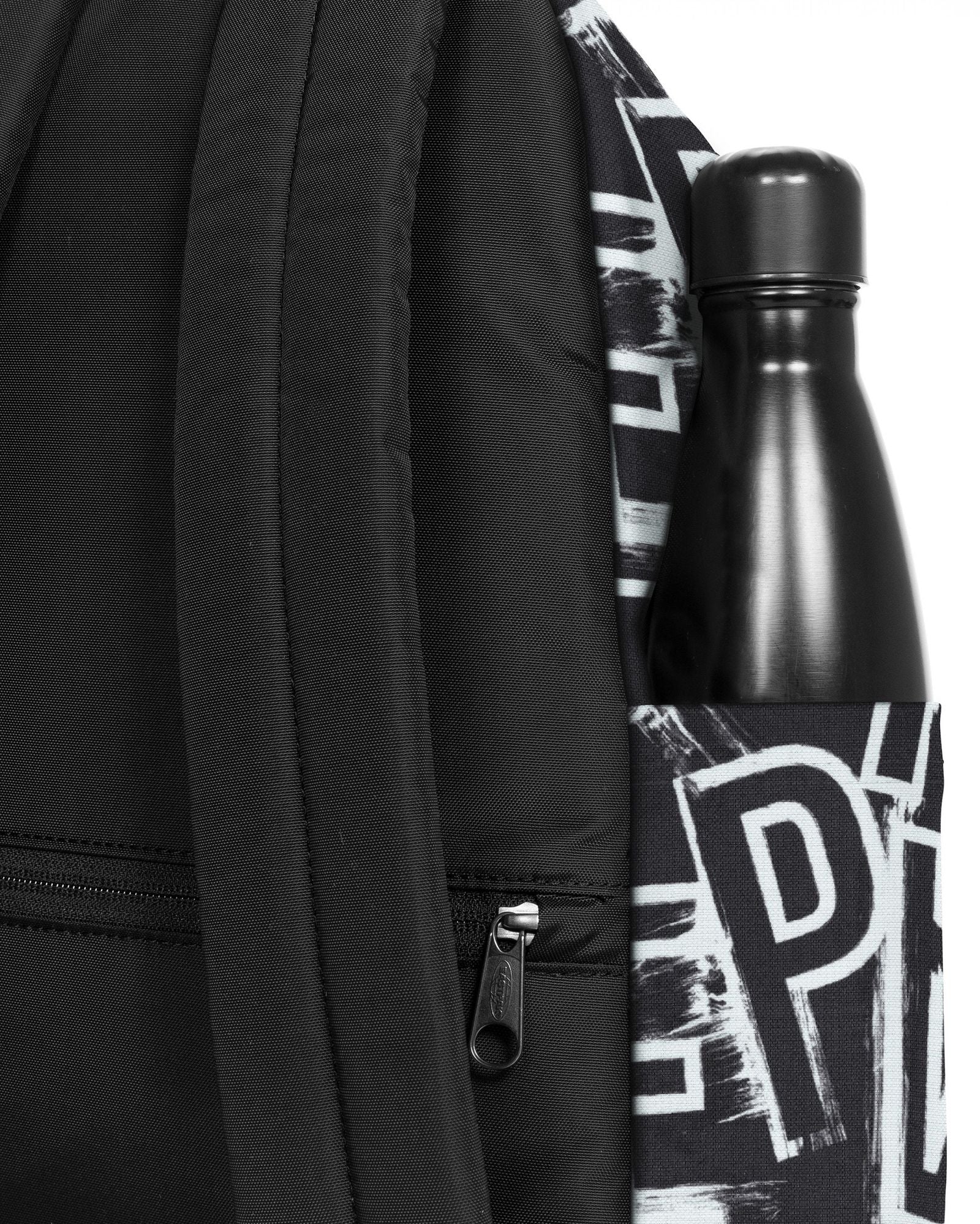 حقيبة ظهر Eastpak Day Pak'R Ep Letters سوداء متوسطة الحجم مع حامل زجاجات وجيب للكمبيوتر المحمول - EK0A5BG42O01