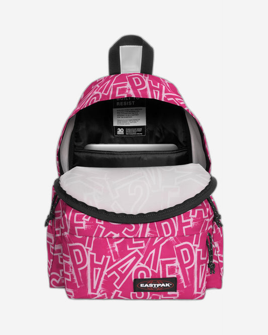 حقيبة ظهر Eastpak Day Pak'R Ep Letterspink متوسطة الحجم مع حامل زجاجات وجيب للكمبيوتر المحمول - EK0A5BG42O21