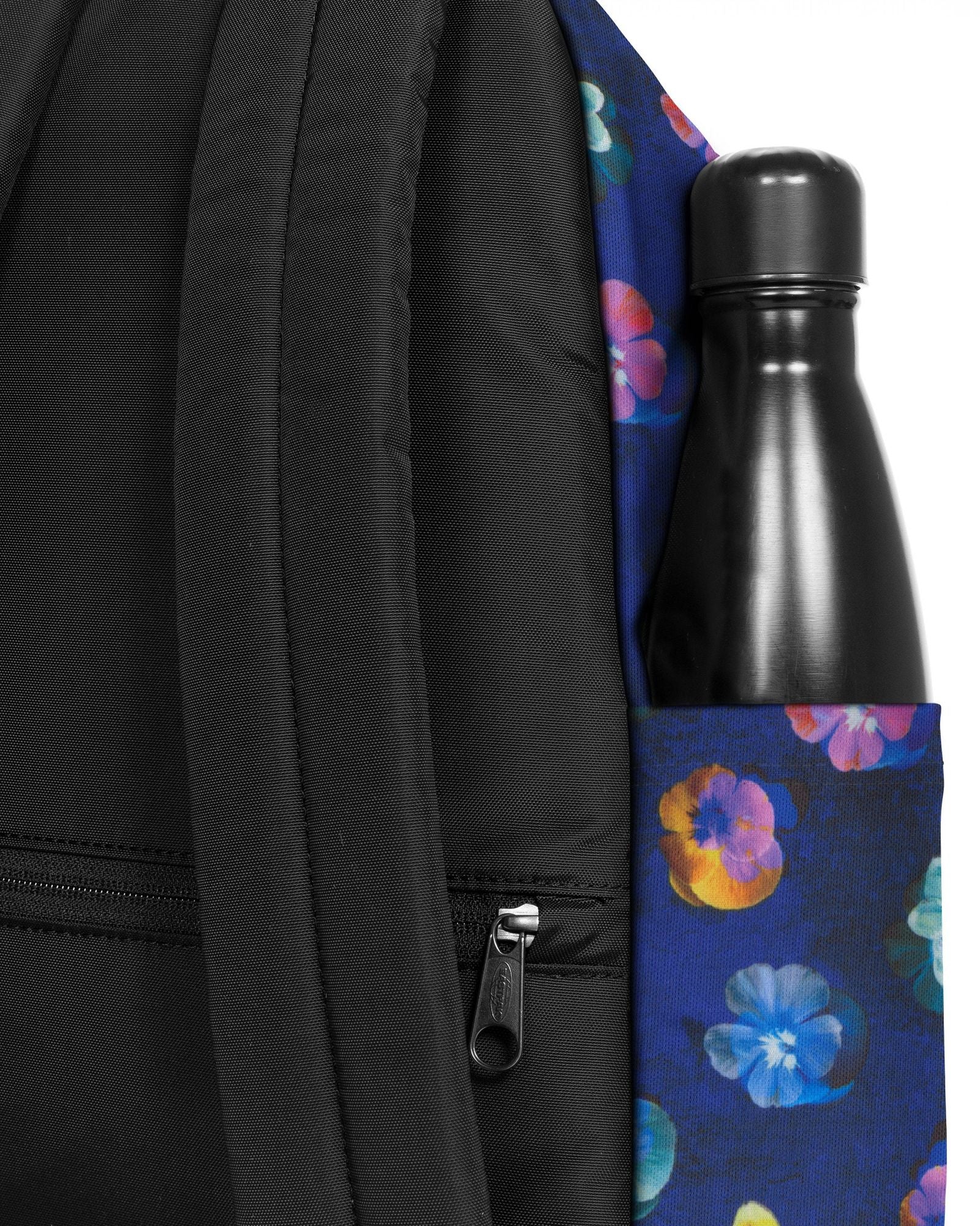 حقيبة ظهر Eastpak Day Pak'R Flowerblur متوسطة الحجم باللون الأزرق الداكن مع حامل زجاجات وجيب للكمبيوتر المحمول - EK0A5BG42O41