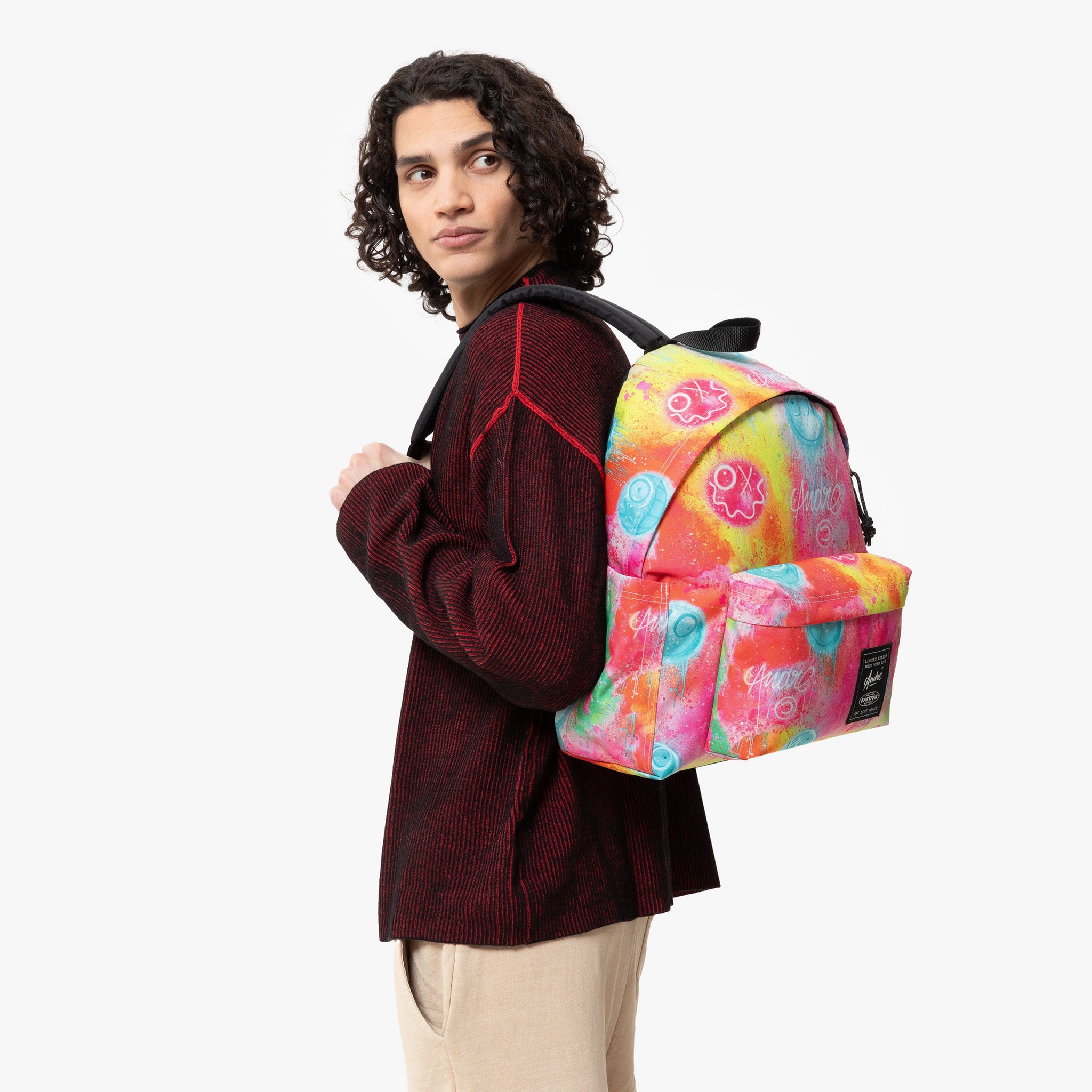 حقيبة ظهر Eastpak Day Pak'R Fluo Clouds متوسطة الحجم مع حامل زجاجات وجيب للكمبيوتر المحمول - EK0A5BG43O91