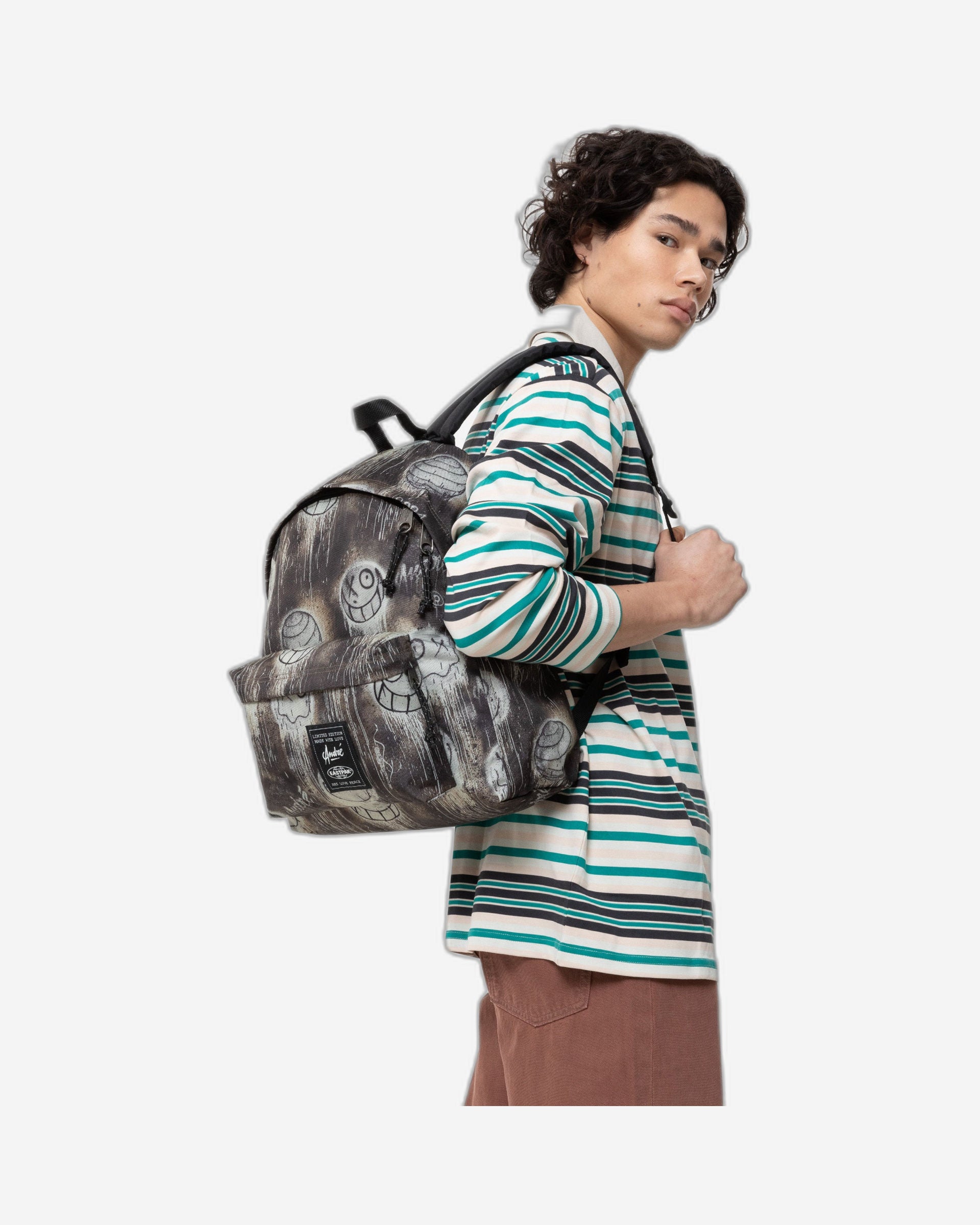 حقيبة ظهر Eastpak Day Pak'R In The Maze متوسطة الحجم مع حامل زجاجات وجيب للكمبيوتر المحمول - EK0A5BG44O01