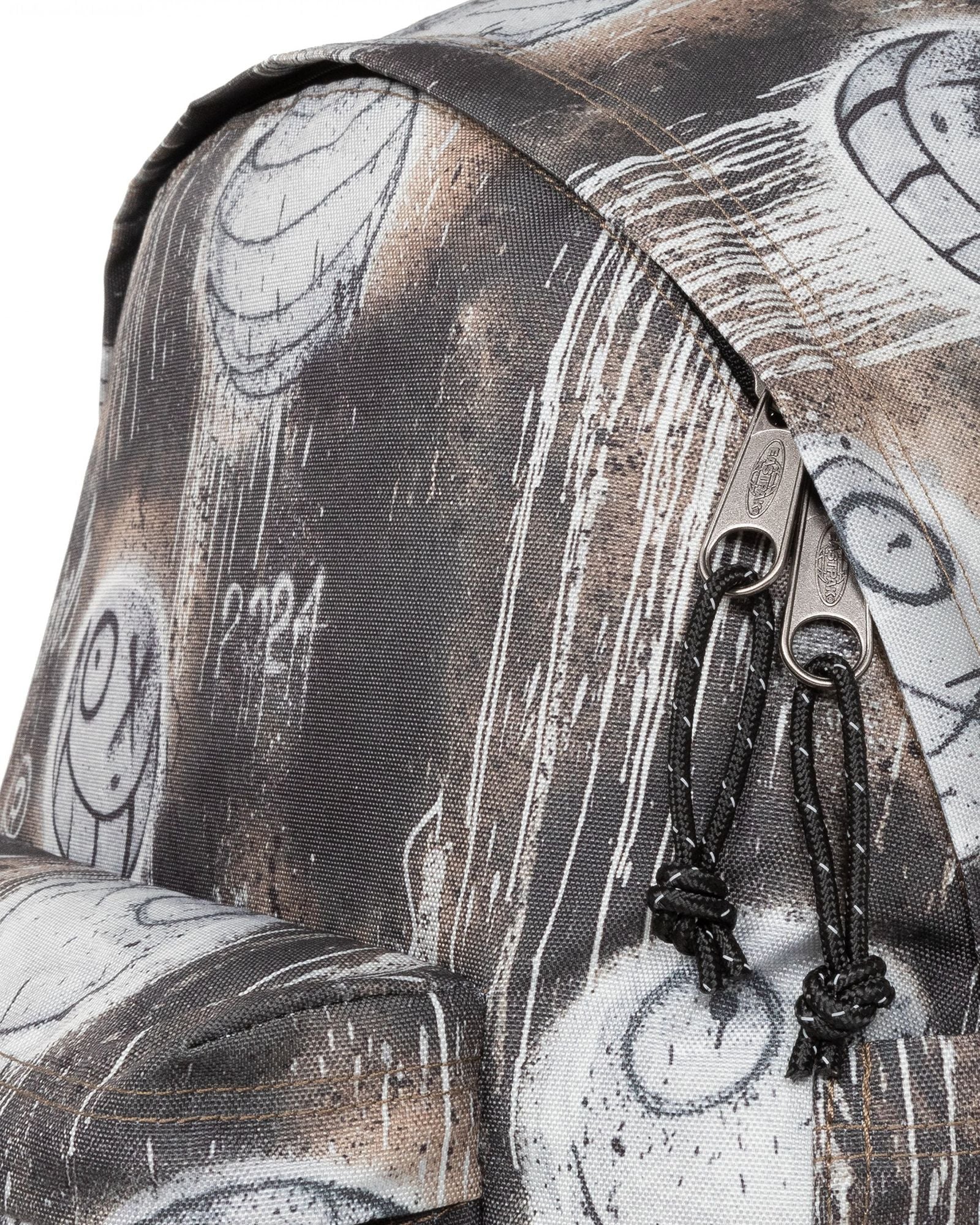 حقيبة ظهر Eastpak Day Pak'R In The Maze متوسطة الحجم مع حامل زجاجات وجيب للكمبيوتر المحمول - EK0A5BG44O01