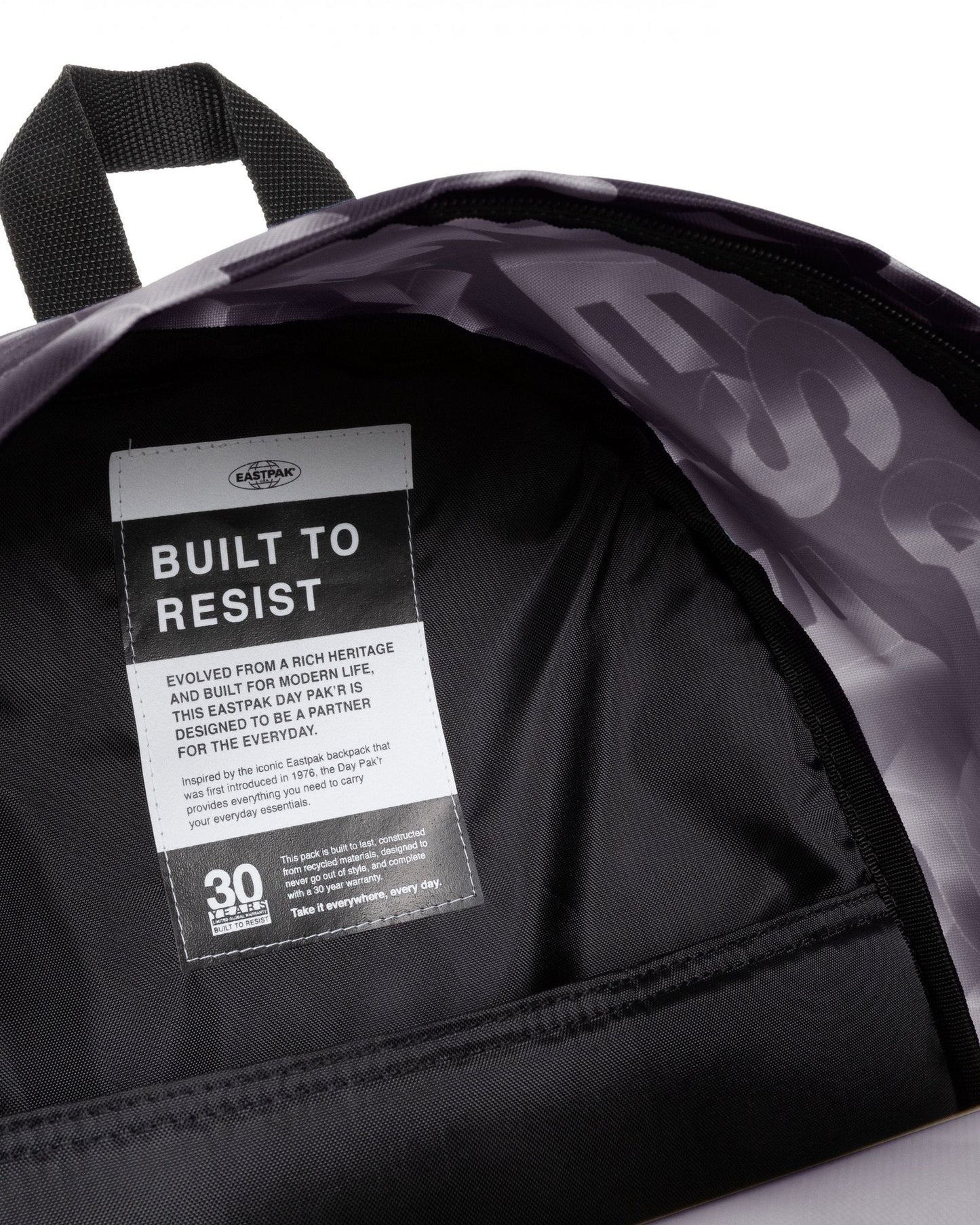 حقيبة ظهر متوسطة الحجم سوداء اللون من إيستباك داي باك آر بلوكتايب