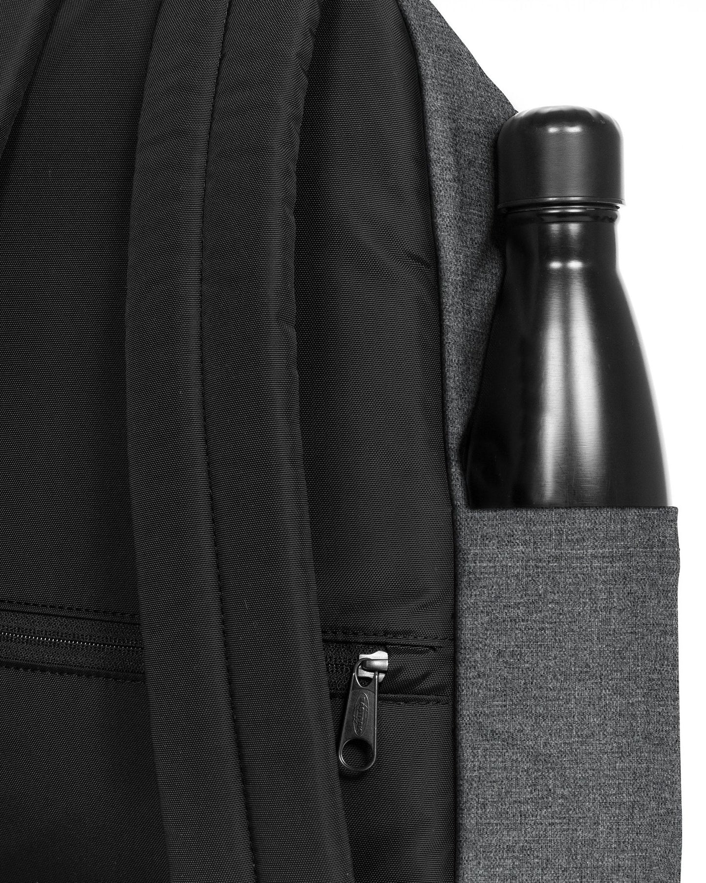 حقيبة ظهر Eastpak Day Pak'R سوداء من قماش الدنيم متوسطة الحجم مع حامل زجاجات وجيب للكمبيوتر المحمول - EK0A5BG477H1