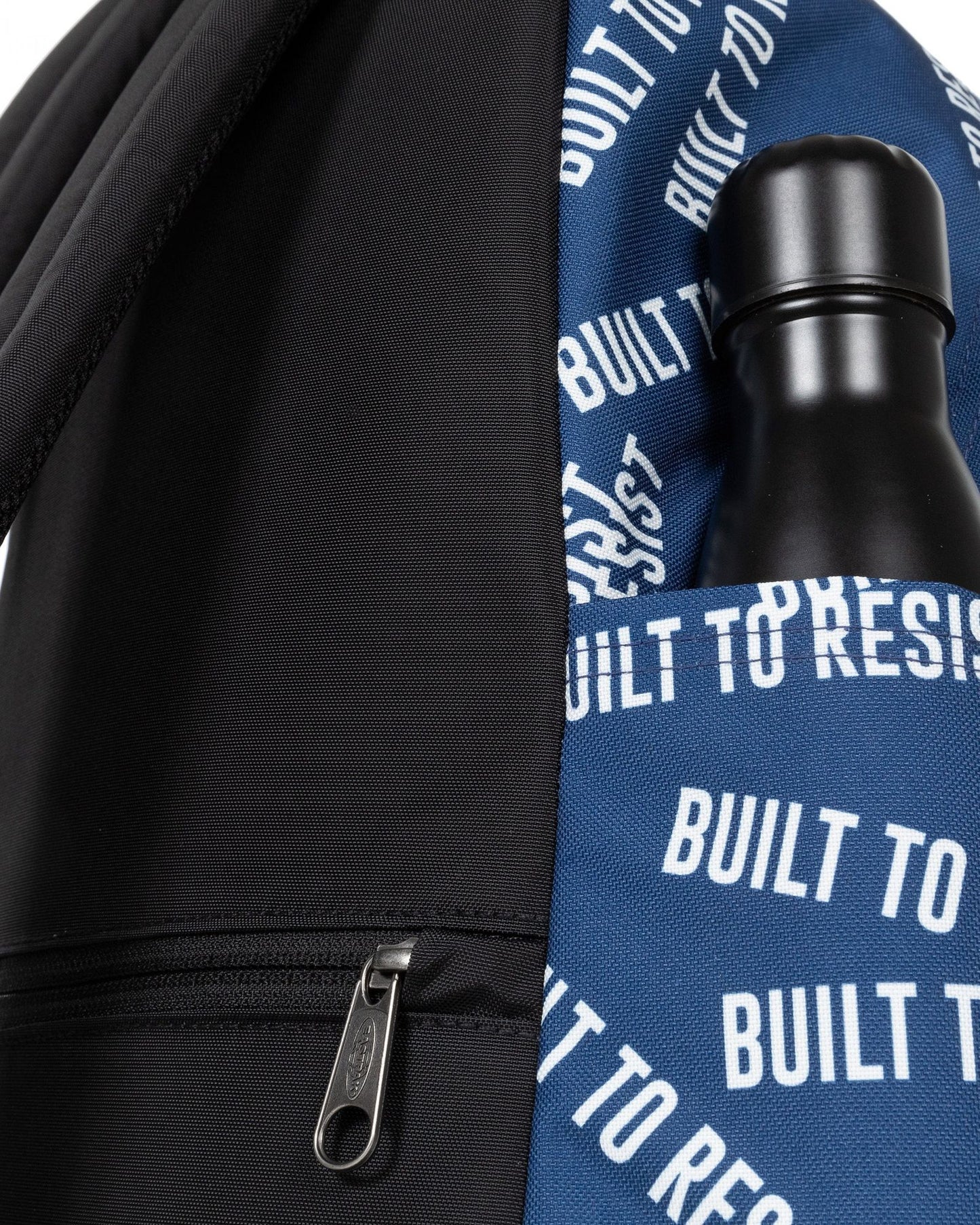 حقيبة ظهر متوسطة الحجم من إيستباك داي باك آر بولد بي تي آر باللون الكحلي