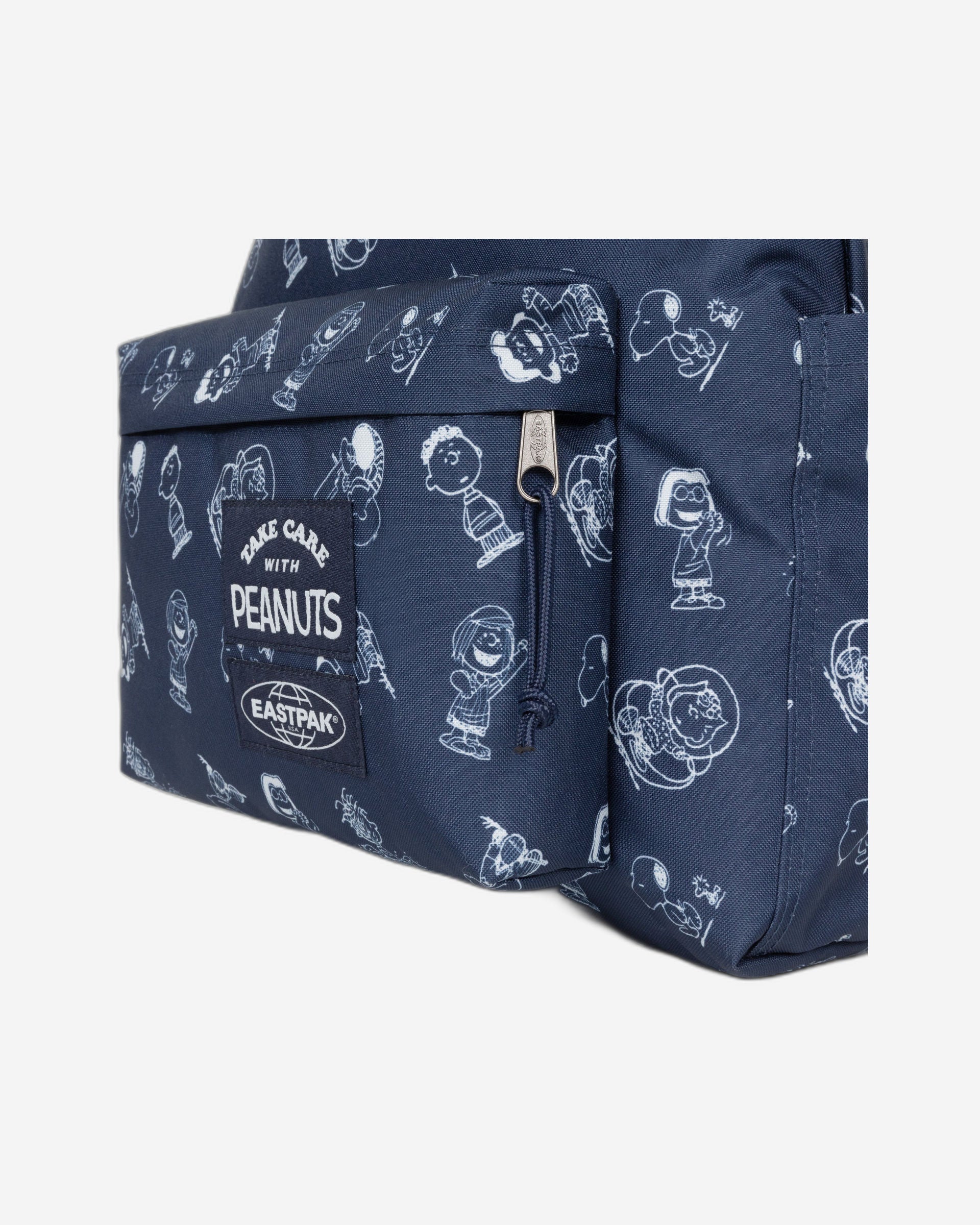حقيبة ظهر Eastpak Day Pak'R Peanuts Navy متوسطة الحجم مع حامل زجاجات وجيب للكمبيوتر المحمول - EK0A5BG47O01