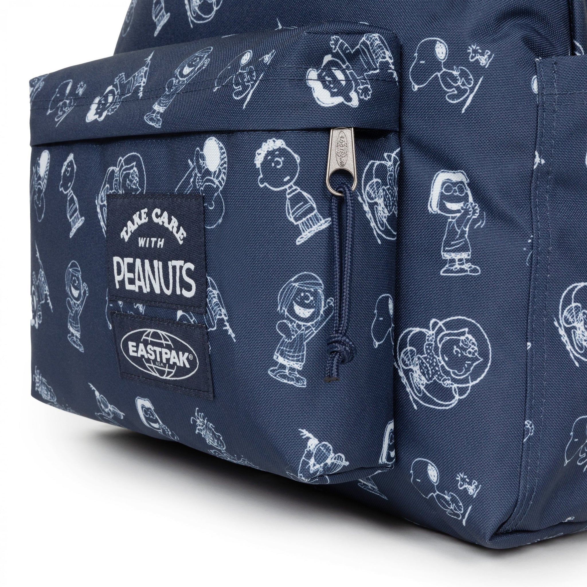 حقيبة ظهر Eastpak Day Pak'R Peanuts Navy متوسطة الحجم مع حامل زجاجات وجيب للكمبيوتر المحمول - EK0A5BG47O01