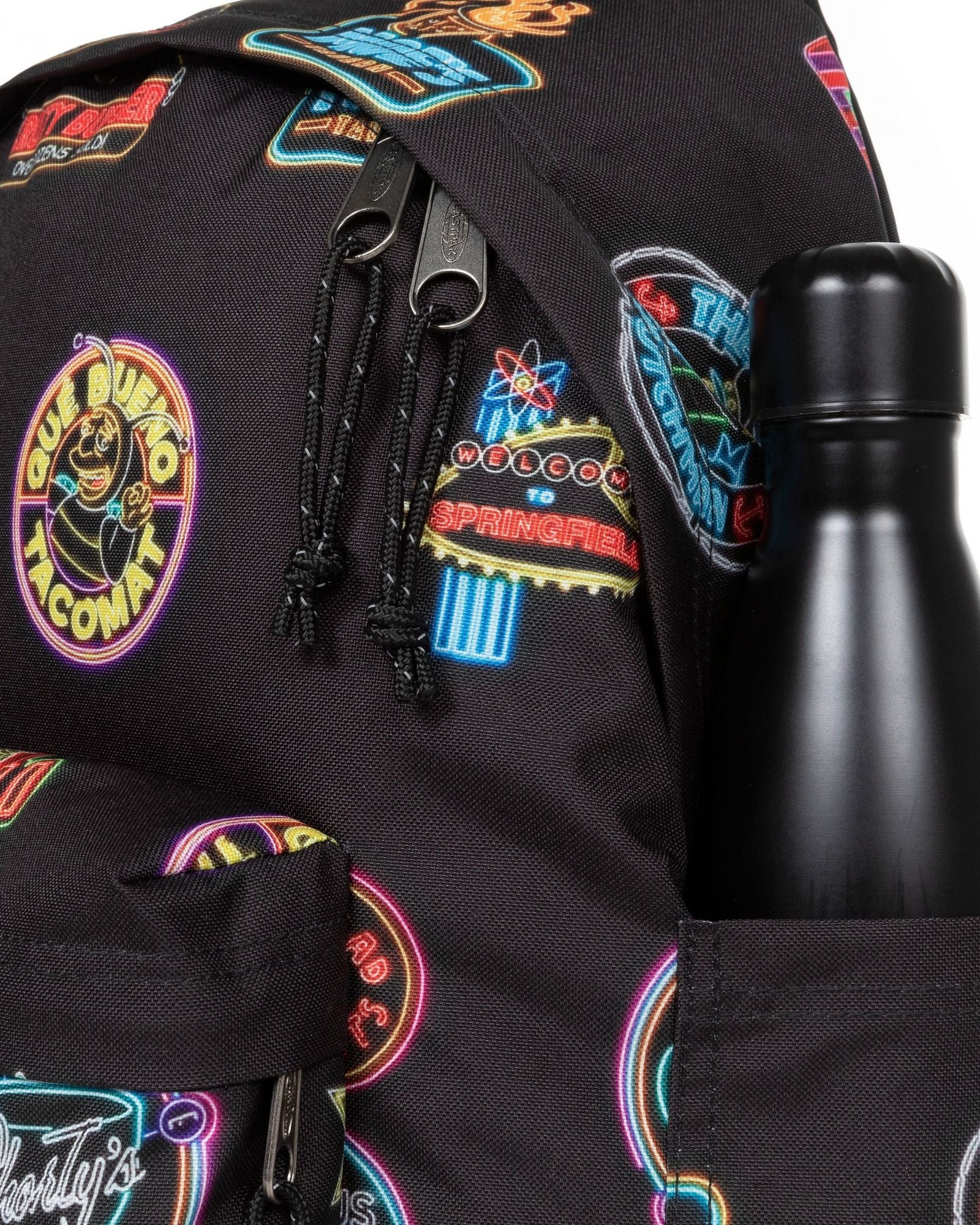 حقيبة ظهر إيست باك داي باك آر سيمبسونز بطبعة نيون متوسطة الحجم - EK0A5BG48D3