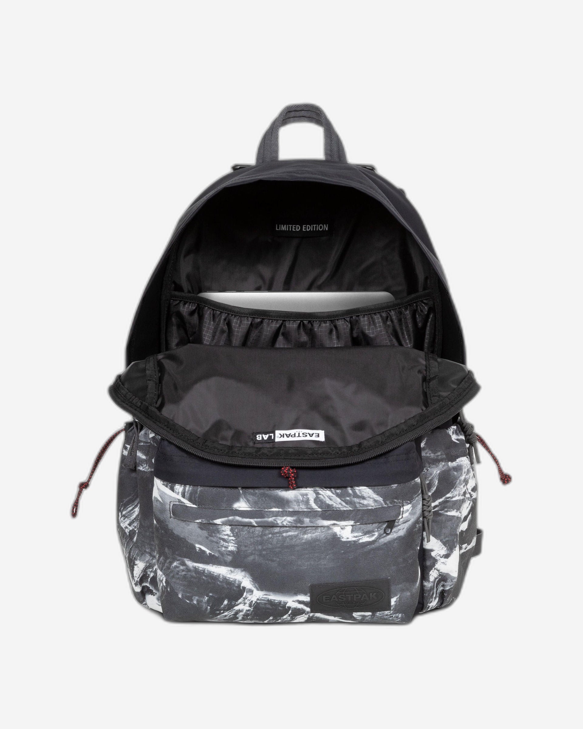 حقيبة ظهر Eastpak Padded Mount Lab Mount Lab كبيرة للكمبيوتر المحمول باللون الأسود - EK0A5BG79D2