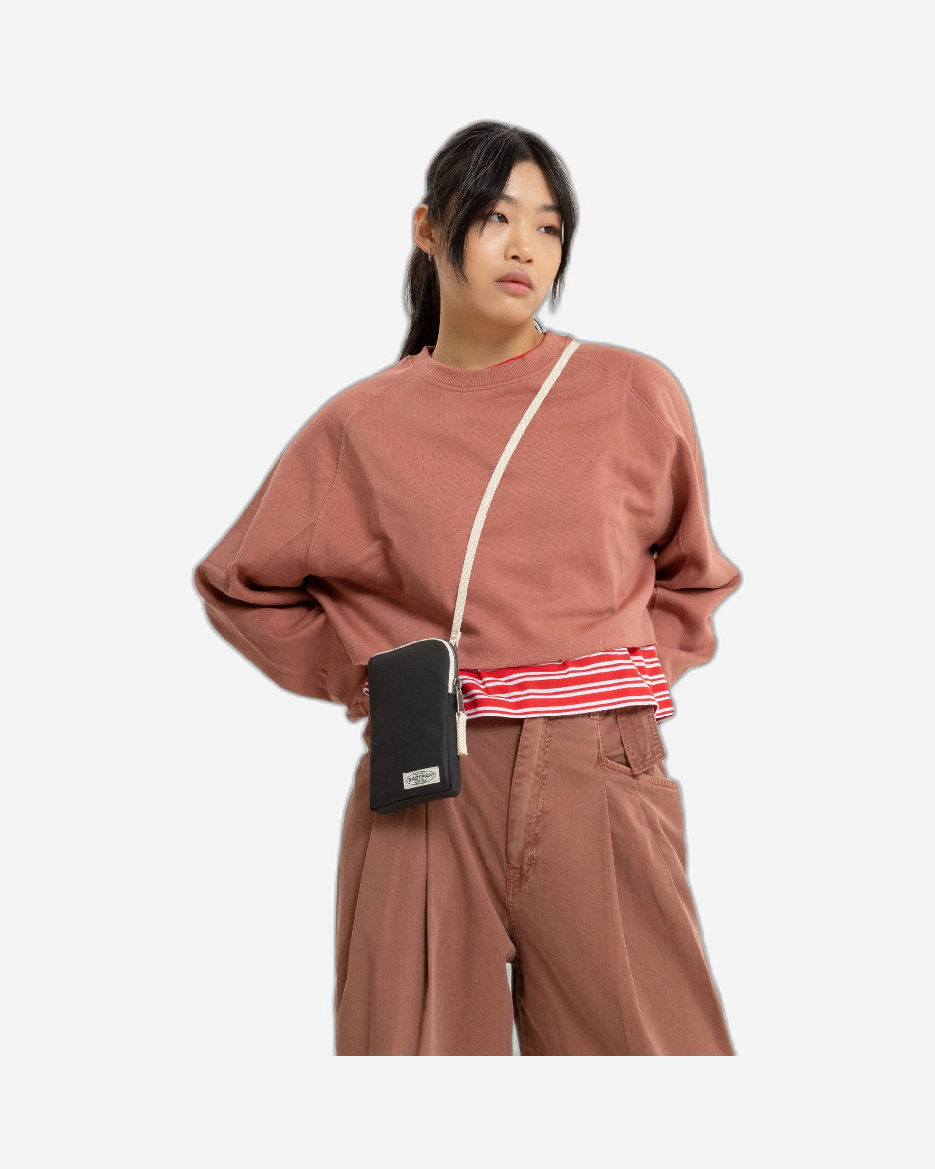 حقيبة إيست باك أب باوتش سوداء صغيرة محببة - EK0A5BGE9E81