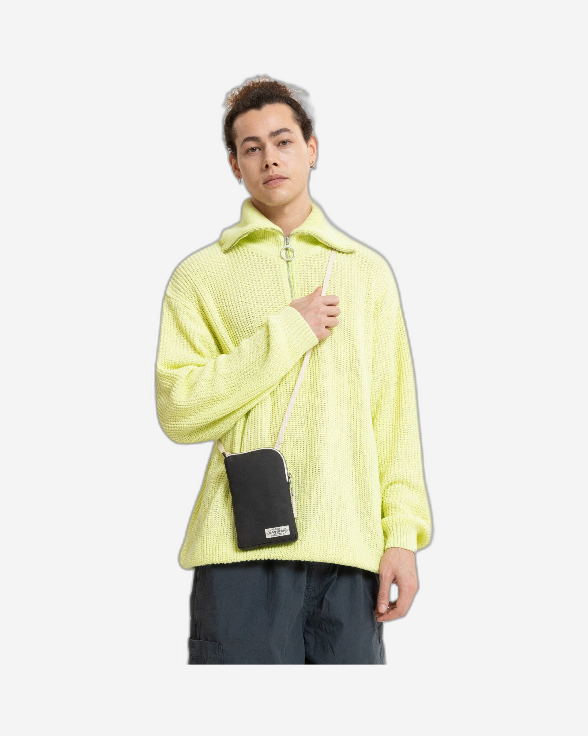 حقيبة إيست باك أب باوتش سوداء صغيرة محببة - EK0A5BGE9E81