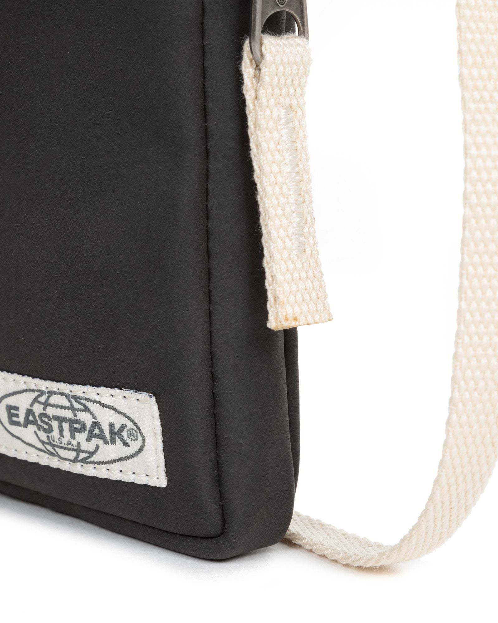 حقيبة إيست باك أب باوتش سوداء صغيرة محببة - EK0A5BGE9E81