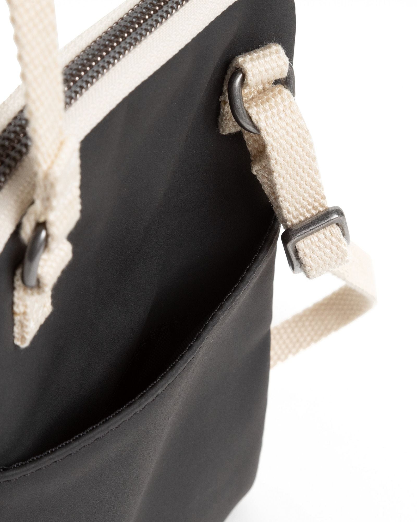 حقيبة إيست باك أب باوتش سوداء صغيرة محببة - EK0A5BGE9E81