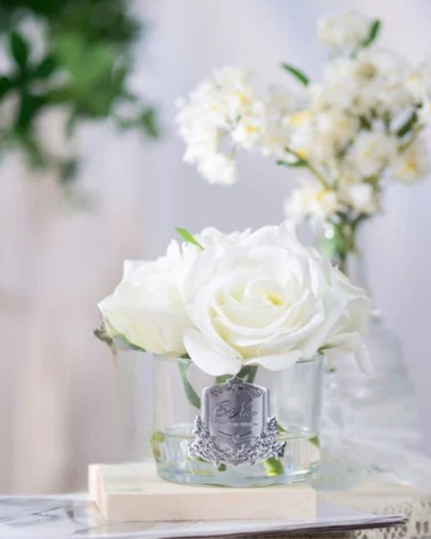 باقة من خمس ورود في مزهرية زجاجية مع خمس زهور حريرية اصطناعية