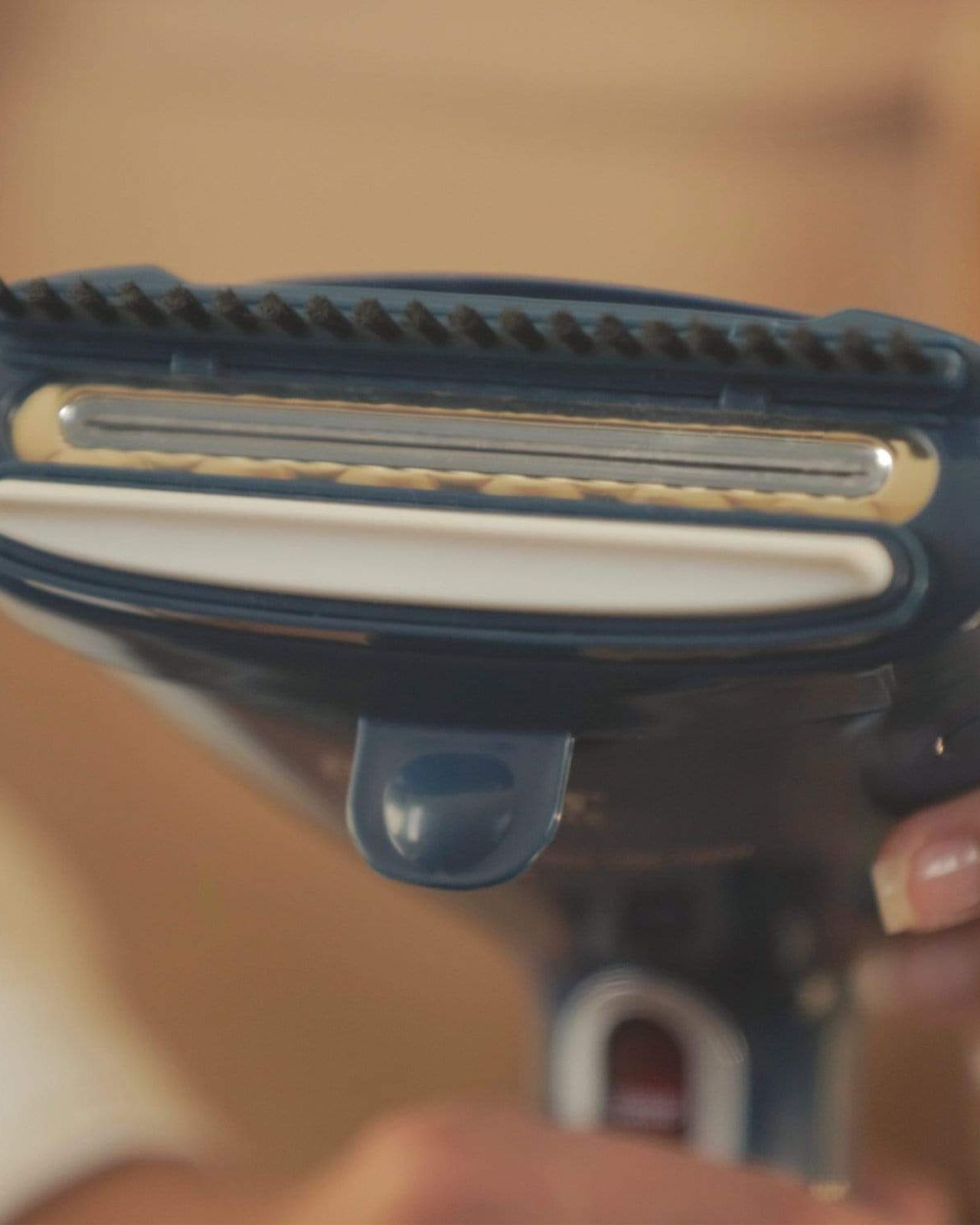 مكواة بخارية للملابس من BaByliss بتصميم رأس 4 في 1