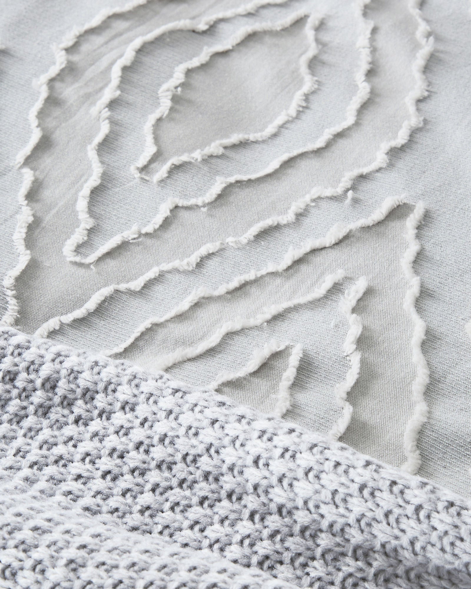 غطاء لحاف "جيا" وغطاء وسادة أكسفورد من Bedeck of Belfast باللون الفضي