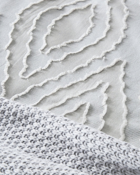 غطاء لحاف "جيا" وغطاء وسادة أكسفورد من Bedeck of Belfast باللون الفضي