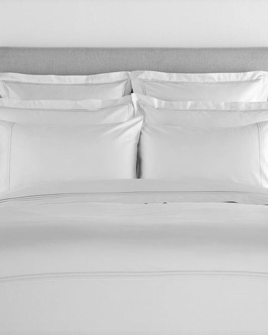 بياضات أسرّة كريستي "500TC Luxury Supima" بتطريز ثلاثي أبيض