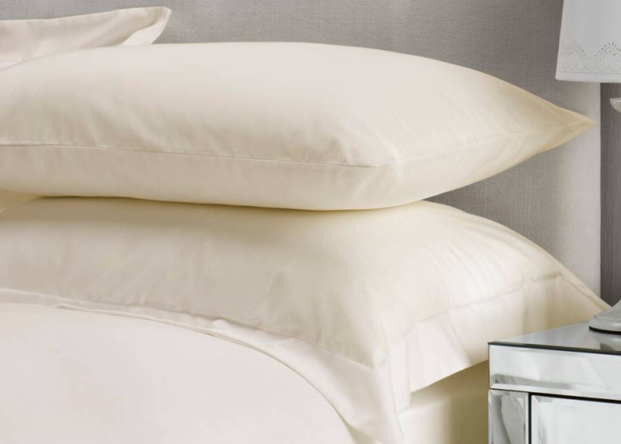 ملاءات كريستي الساتان المصبوغة بلون العاج (الكريمي) "٤٠٠ TC"