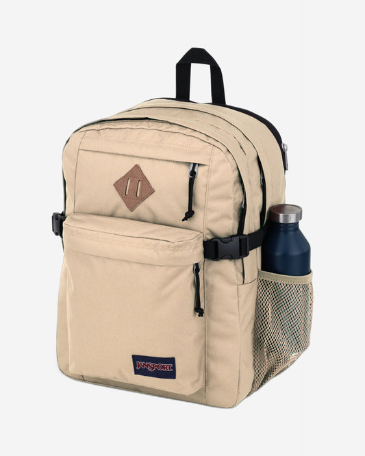 حقيبة ظهر كبيرة للكمبيوتر المحمول من JanSport Main Campus من Travertine EK0A5BDS8O71
