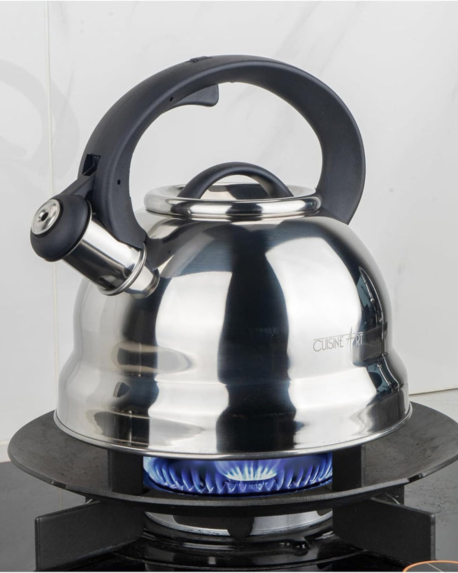 غلاية شاي صفارة من الفولاذ المقاوم للصدأ من كويزين آرت كلارا 201، سعة 2.5 لتر، فضية اللون، مصقولة بمرآة، مقبض نايلون ثابت، بطانة داخلية من الساتان، سريعة الغليان، مناسبة للاستخدام على جميع مواقد الطهي