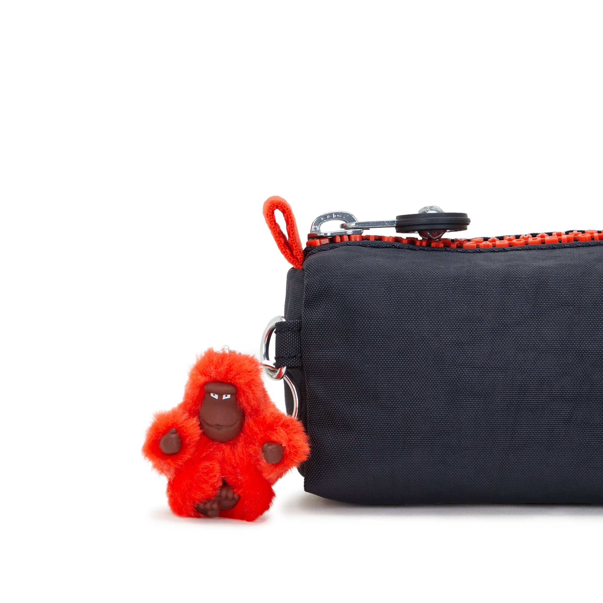 حافظة أقلام كيبلينج فريدوم آيرون ليتر المرحة متوسطة الحجم C2I4312-LM8