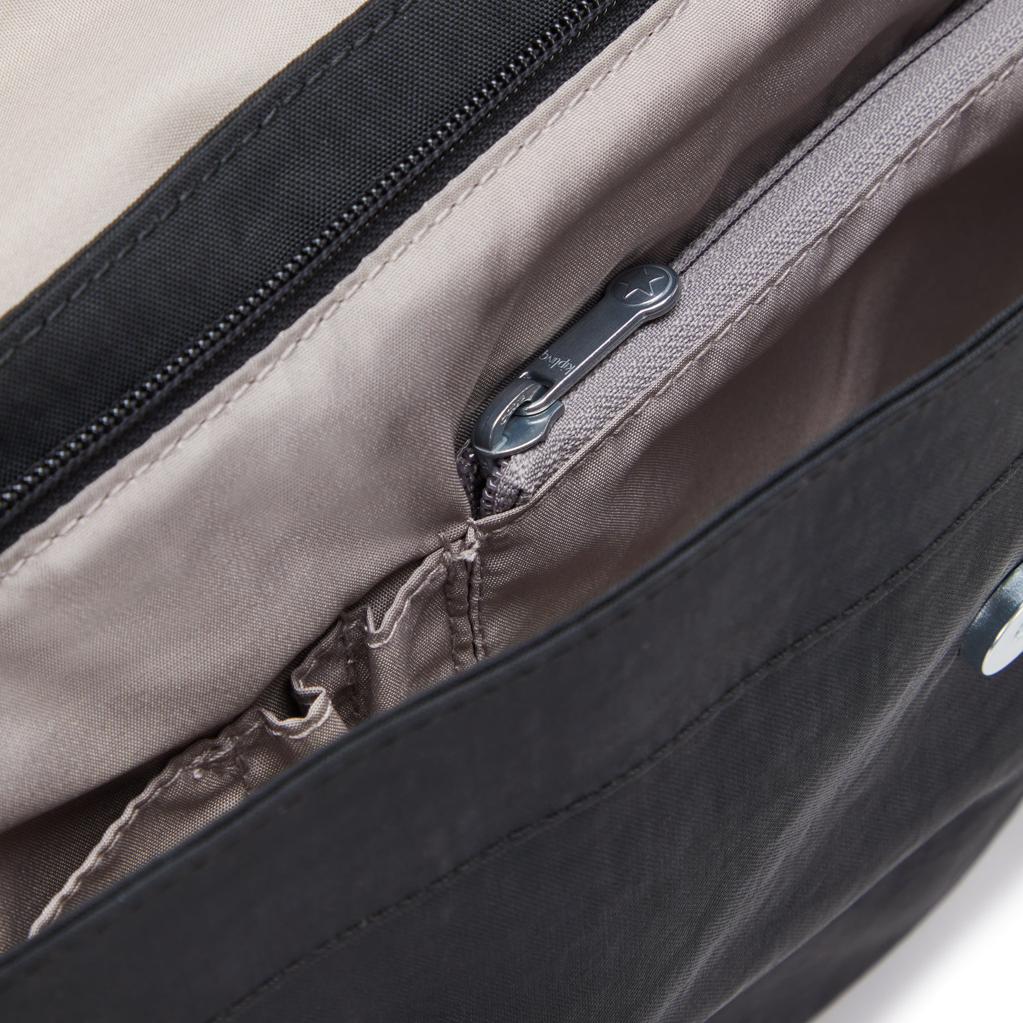 حقيبة عمل كيبلينج سوبروركر سوداء C2I4444-P39