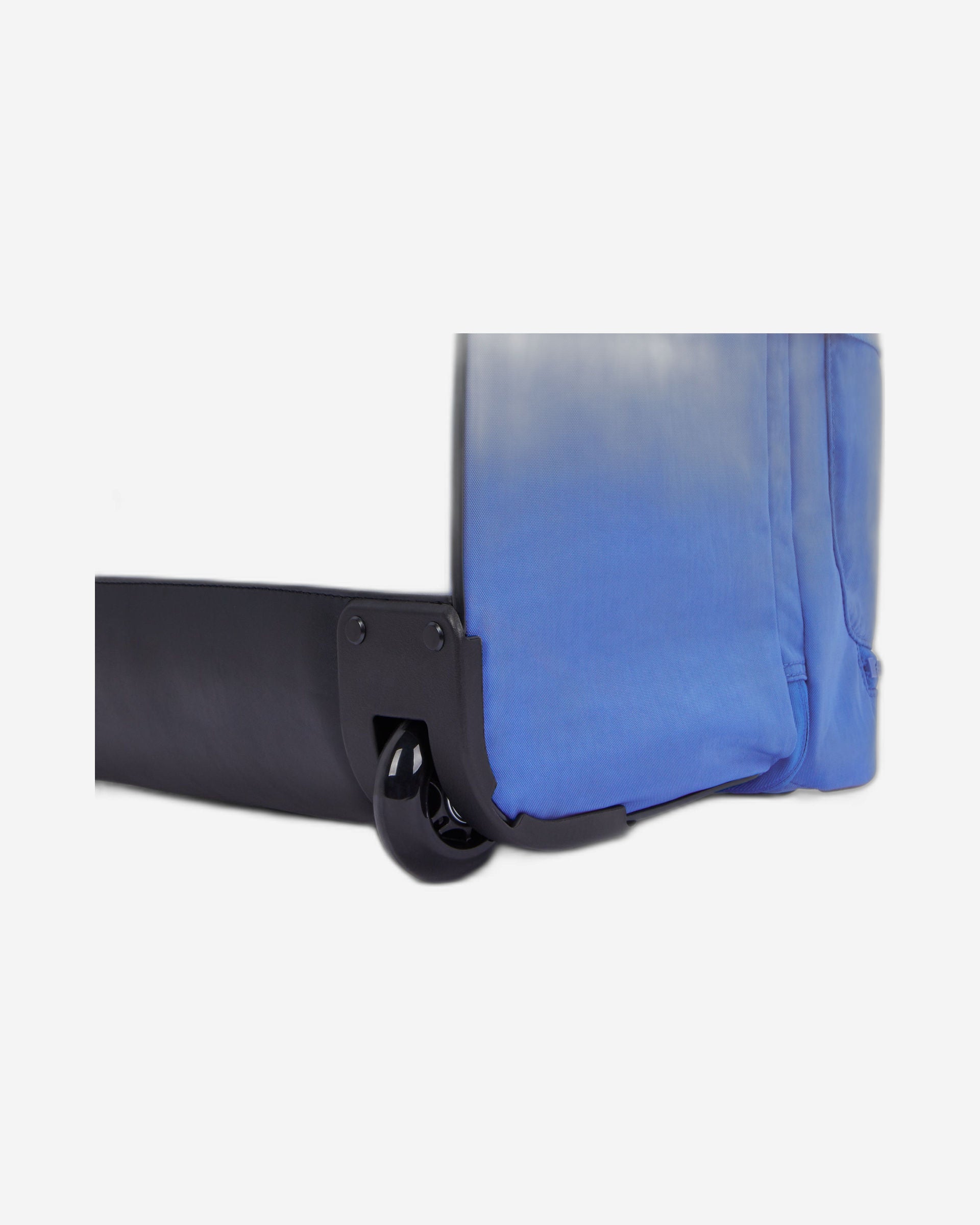 حقيبة سفر كيبلينج أفيانا إل هافانا بلو كبيرة بعجلات C2I6015-JC7